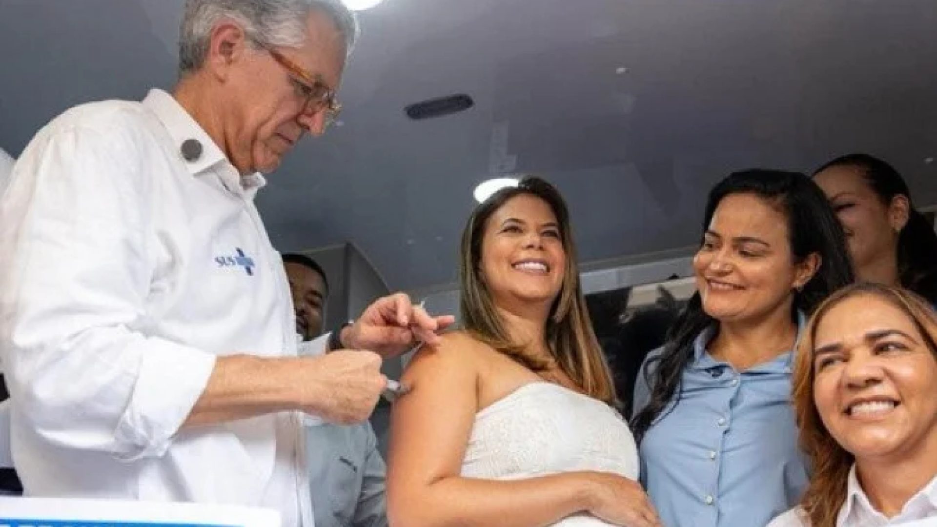 Durante evento realizado em Lauro de Freitas (BA), na última quinta-feira (7/11), o ministro da Saúde, Alexandre Padilha, celebrou o avanço da vacinação e assinou a ordem de serviço para a construção da primeira maternidade municipal da região -  (crédito: Carolina Antunes/MS)