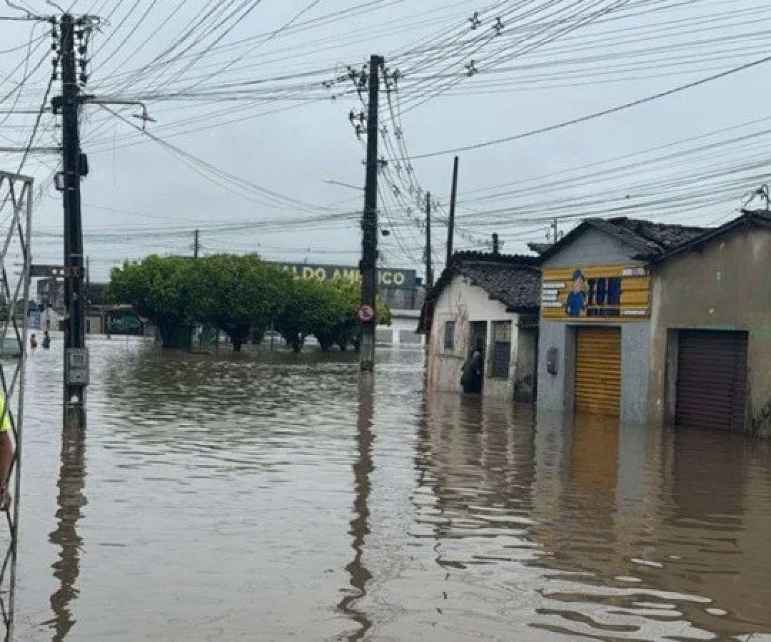 Na Paraíba, as chuvas também causaram transtornos significativos. Informações preliminares indicam que cerca de 1,5 mil famílias estão desalojadas, além de 300 pessoas desabrigadas -  (crédito: Reprodução/Redes Sociais)