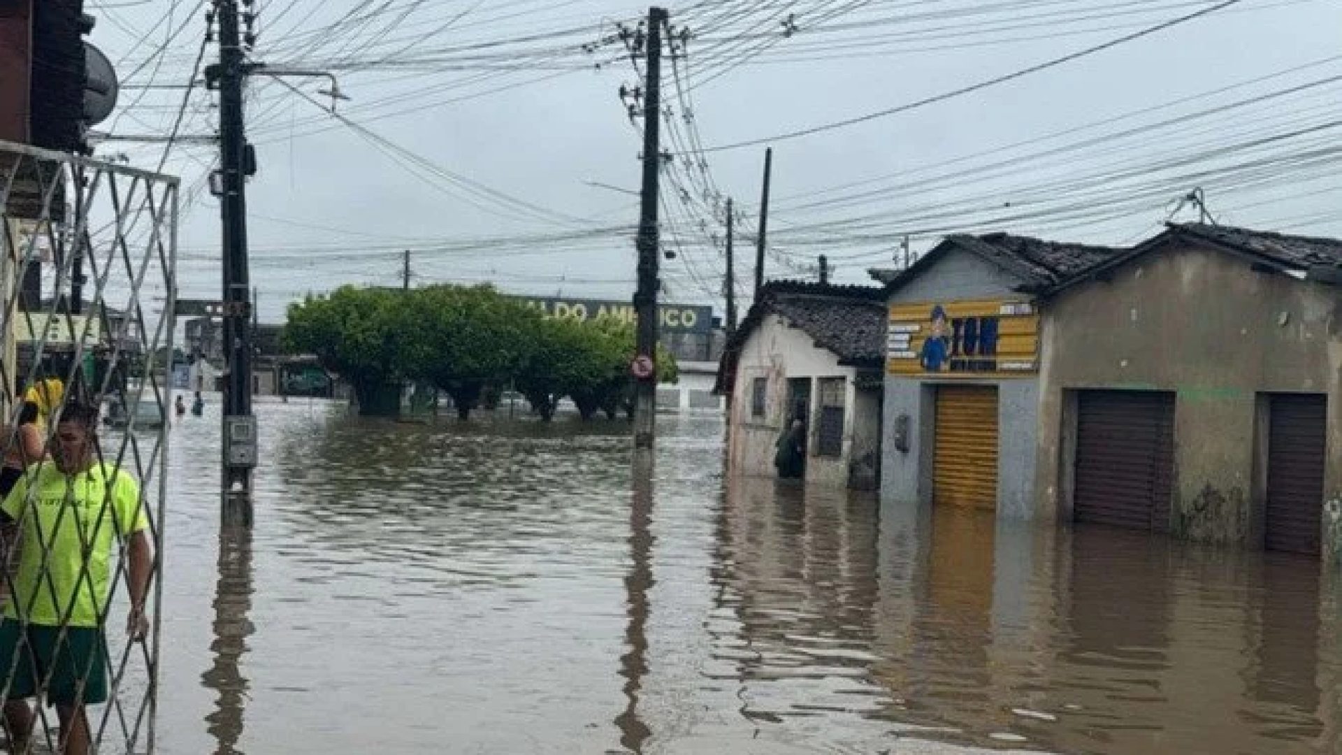 Na Paraíba, as chuvas também causaram transtornos significativos. Informações preliminares indicam que cerca de 1,5 mil famílias estão desalojadas, além de 300 pessoas desabrigadas -  (crédito: Reprodução/Redes Sociais)