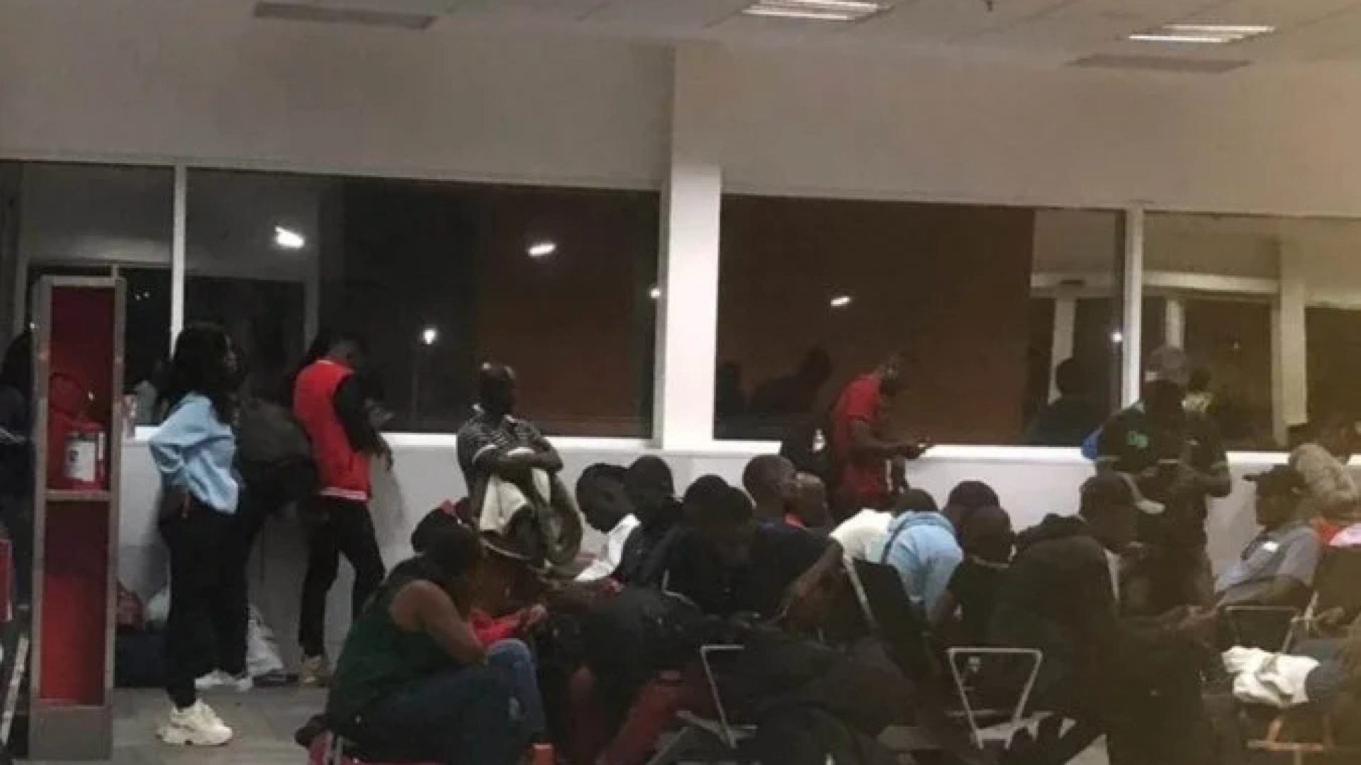 Imigrantes haitianos ficam retidos no Aeroporto de Viracopos, em Campinas -  (crédito: Reprodução/Redes sociais)
