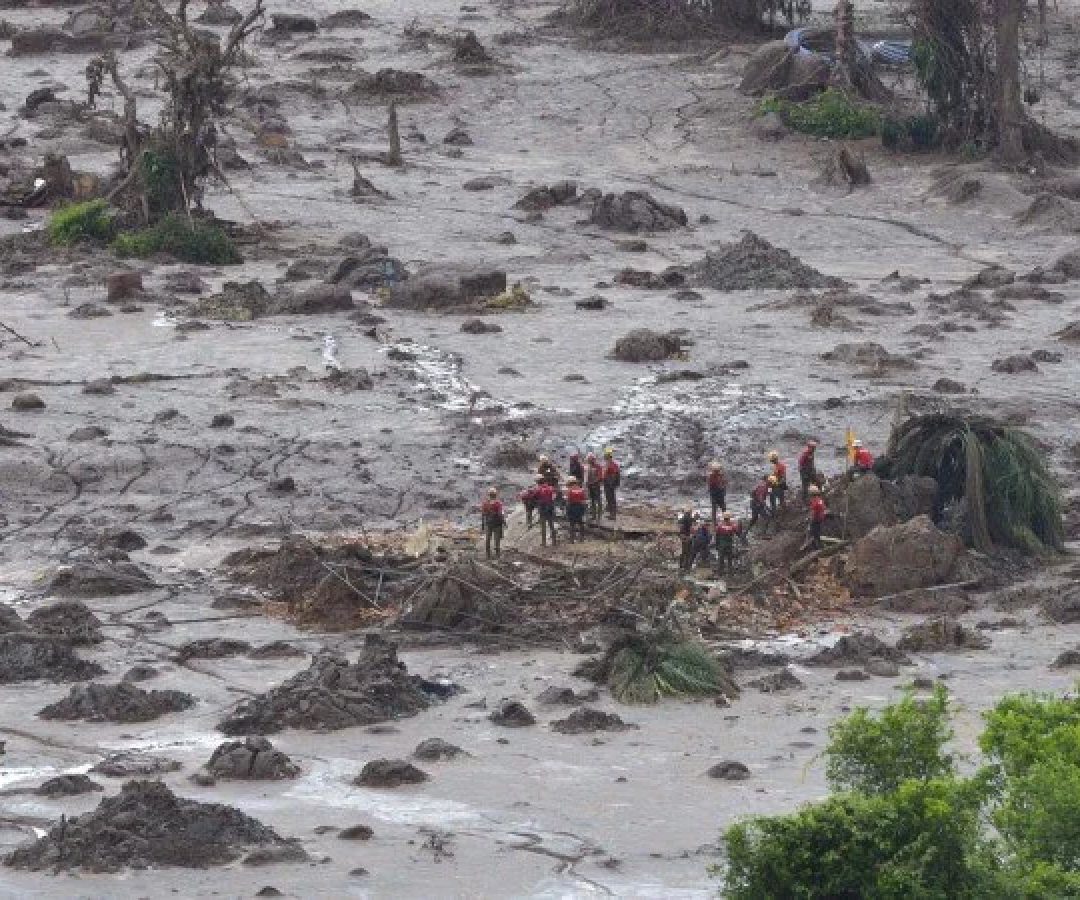 Distrito de Bento Rodrigues, em Mariana, ficou totalmente submerso com rompimento da barragem. Foram 40 milhões de metros cúbicos de lama -  (crédito: Antonio Cruz/ Agência Brasil)