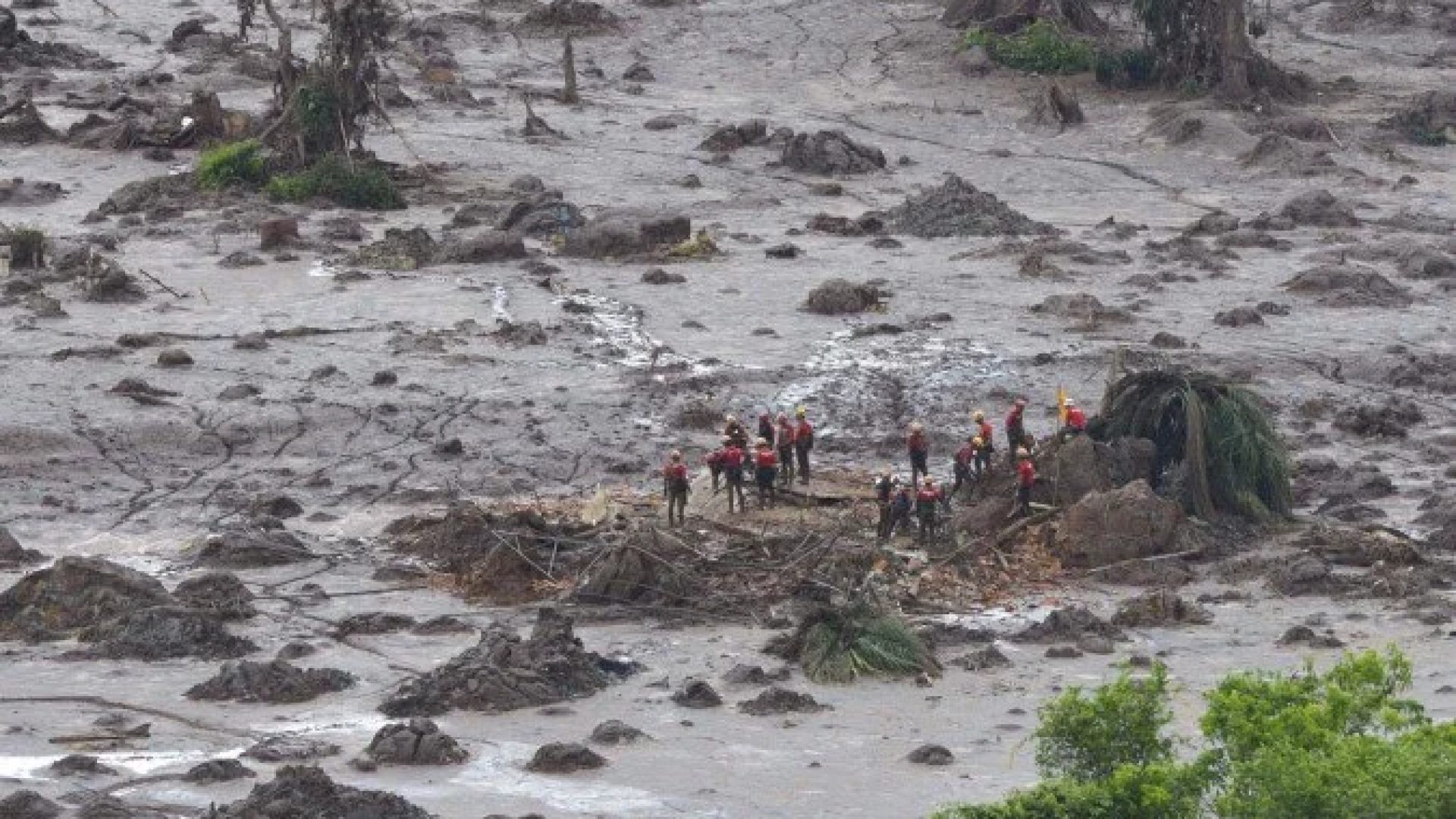 Distrito de Bento Rodrigues, em Mariana, ficou totalmente submerso com rompimento da barragem. Foram 40 milhões de metros cúbicos de lama -  (crédito: Antonio Cruz/ Agência Brasil)