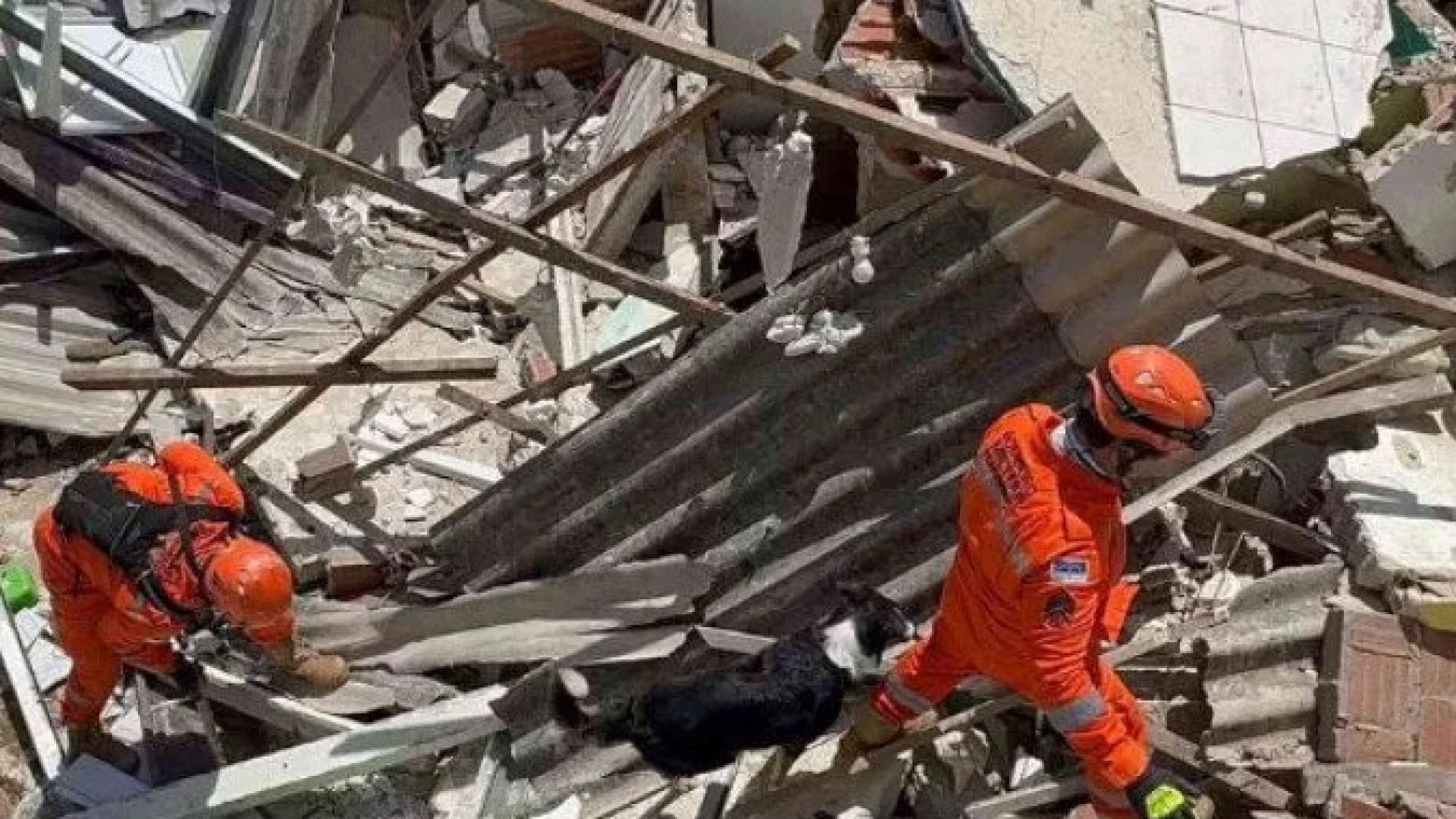 Bombeiros buscam vítimas entre os escombros: cenário de devastação -  (crédito: SDS/Divulgação)