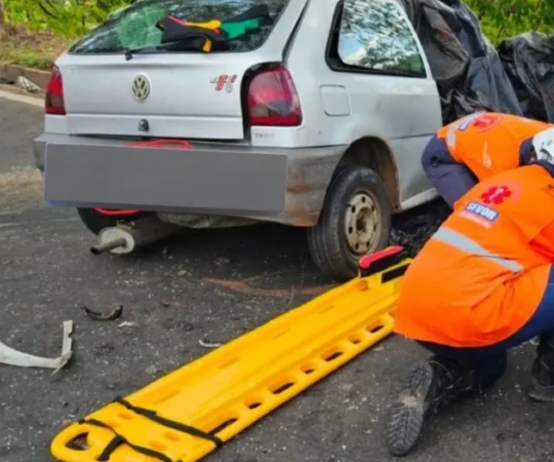 Equipe do Samu faz o socorro às vítimas do acidente  -  (crédito: Reprodução/@Br381_urgente)