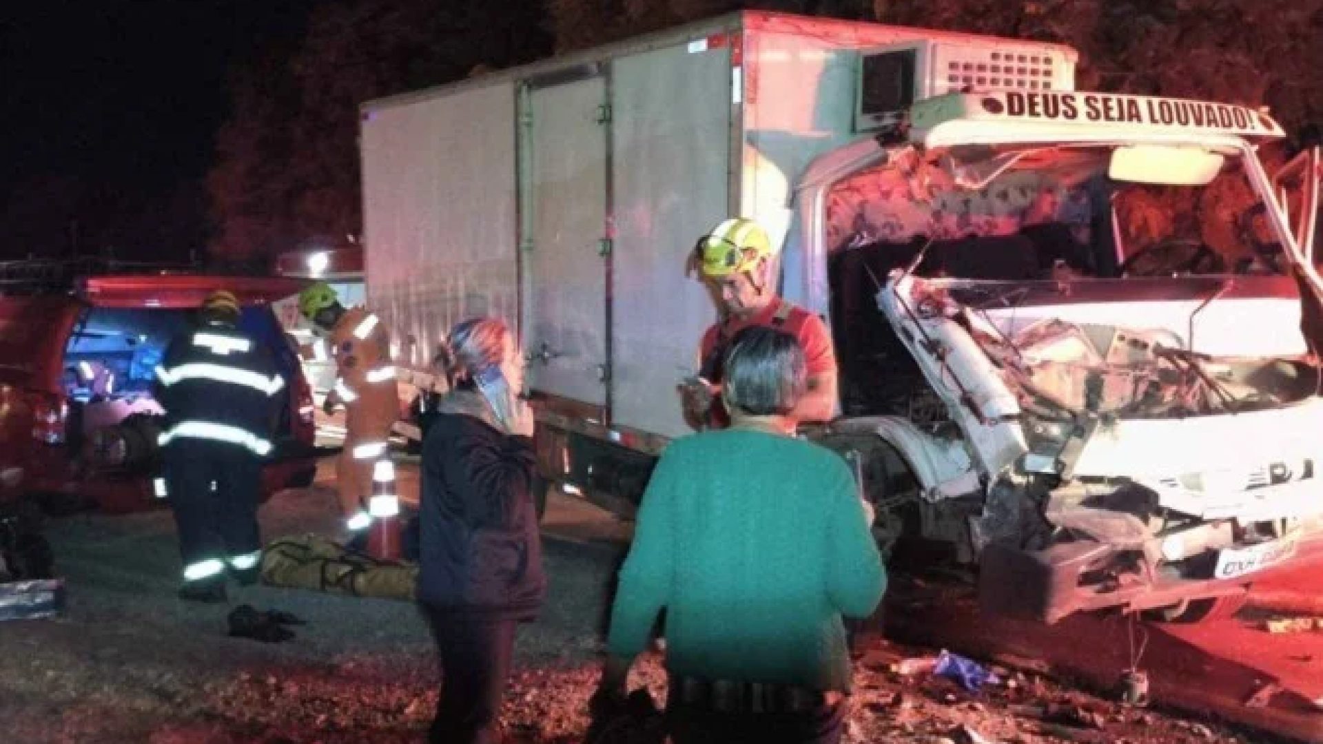 Caminh&atilde;o ficou com a parte frontal destru&iacute;da ao bater em uma carreta. O passageiro de 26 anos ficou preso nas ferragens da cabine e o motorista saiu ferido -  (crédito: CBMMG)