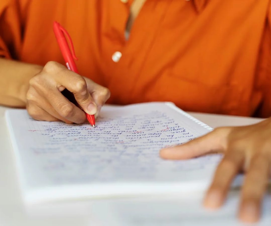 Os textos devem ter até 30 linhas e serão avaliados com base em conhecimentos específicos e domínio da Língua Portuguesa — este último correspondendo a 50% da nota para nível superior e 100% para nível intermediário -  (crédito: Reprodução/Freepik)