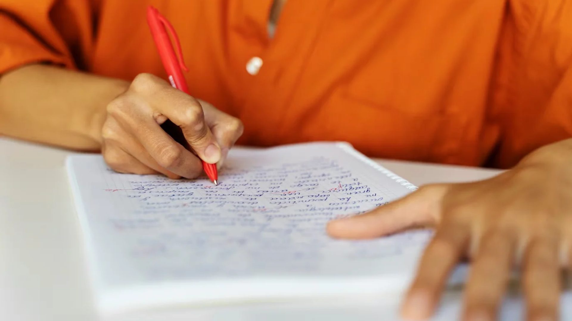 Os textos devem ter até 30 linhas e serão avaliados com base em conhecimentos específicos e domínio da Língua Portuguesa — este último correspondendo a 50% da nota para nível superior e 100% para nível intermediário -  (crédito: Reprodução/Freepik)