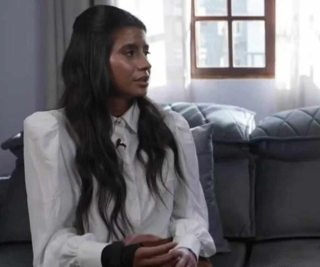 A advogada Juliane Vieira durante entrevista concedida ao Fantástico, da TV Globo, após receber alta hospitalar depois de três meses internada para tratamento de queimaduras -  (crédito: TV Globo)