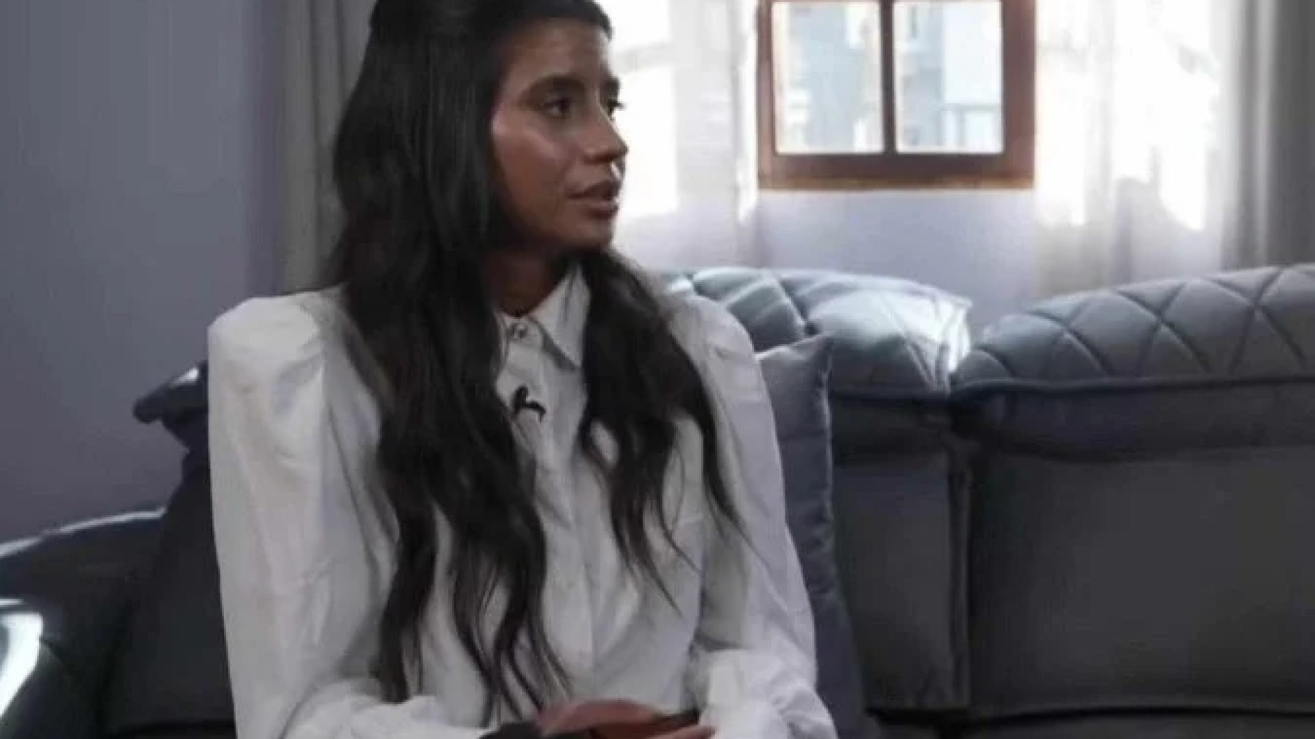 A advogada Juliane Vieira durante entrevista concedida ao Fantástico, da TV Globo, após receber alta hospitalar depois de três meses internada para tratamento de queimaduras -  (crédito: TV Globo)