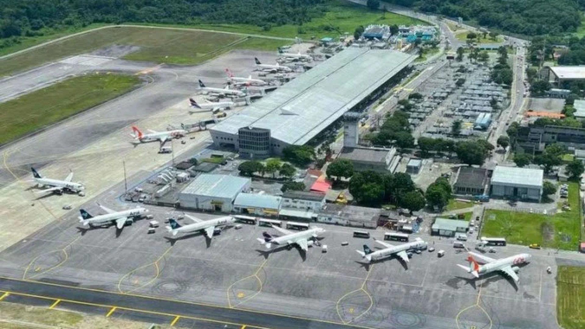 De acordo com a Norte da Amazônia Airports (NOA), o incêndio atingiu o sítio aeroportuário e não deixou feridos -  (crédito: Reprodução/GOV.BR)