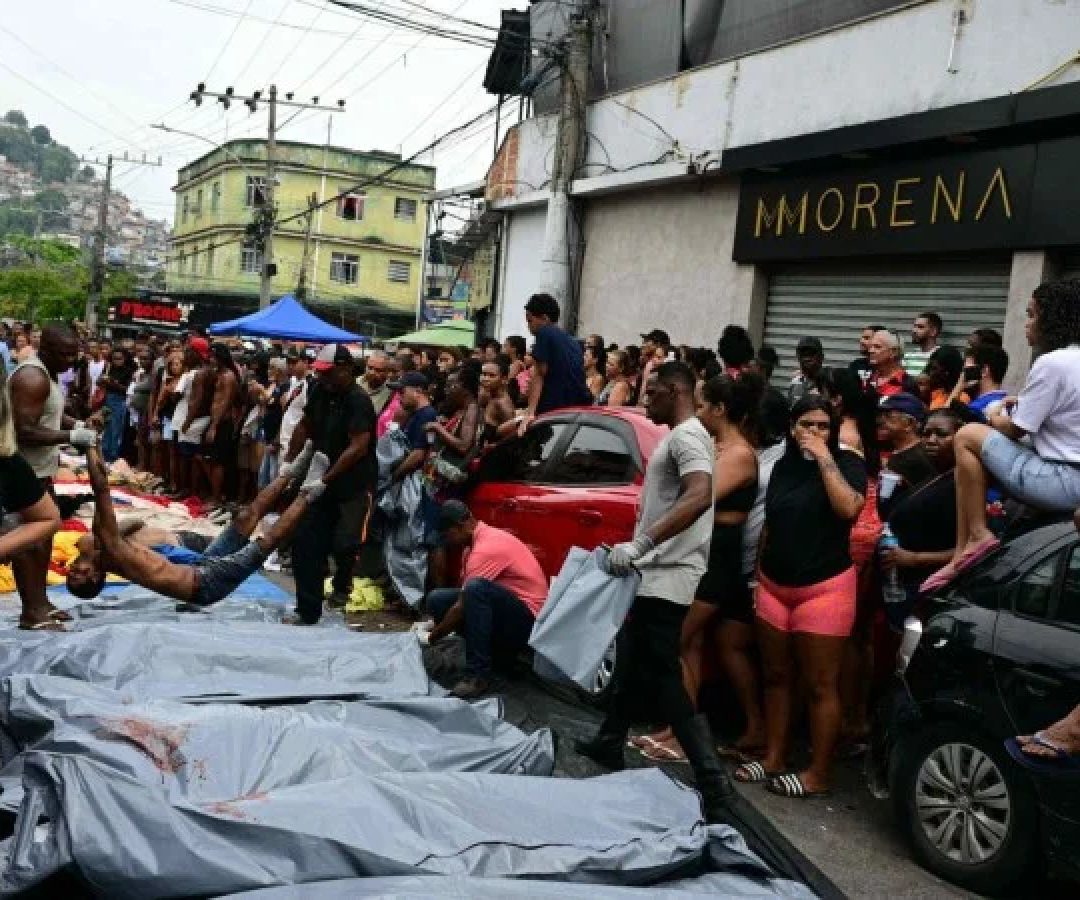 Moradores carregaram dezenas de corpos até a Praça São Lucas, na Penha -  (crédito:  AFP)
