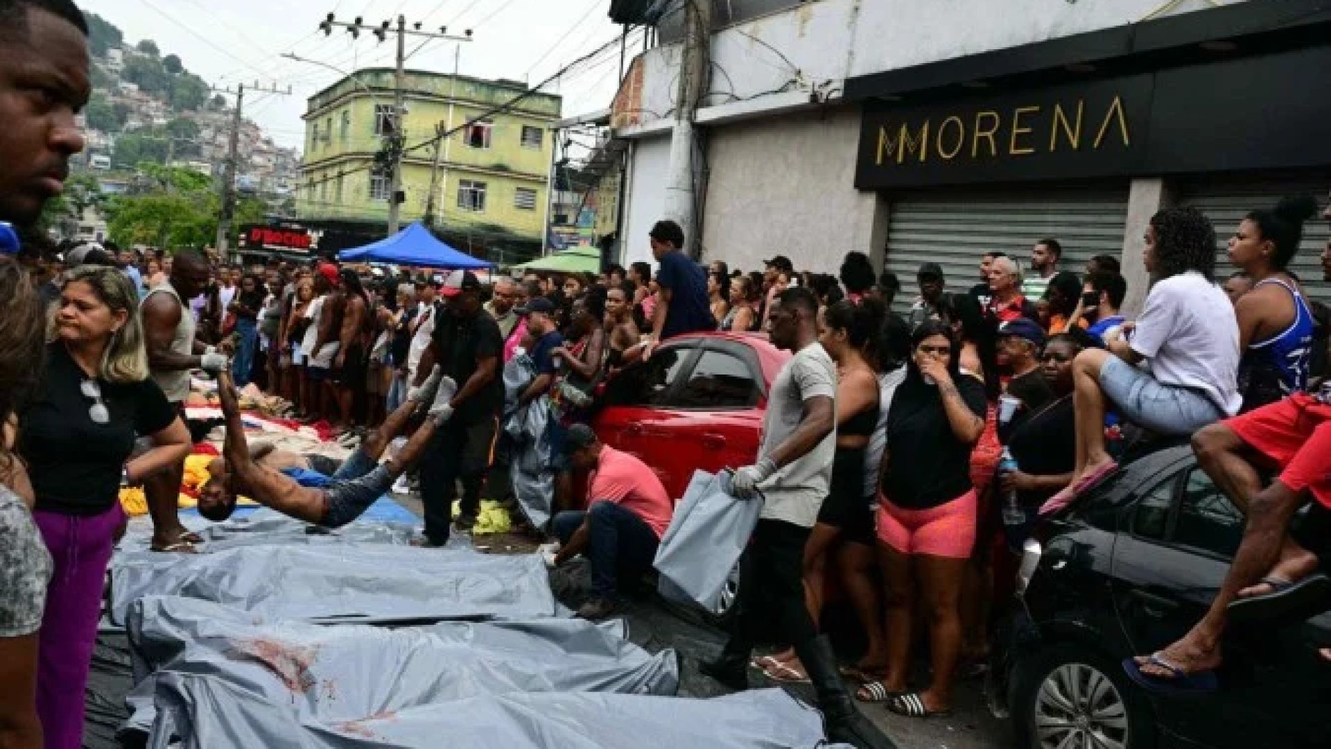 Moradores carregaram dezenas de corpos até a Praça São Lucas, na Penha -  (crédito:  AFP)