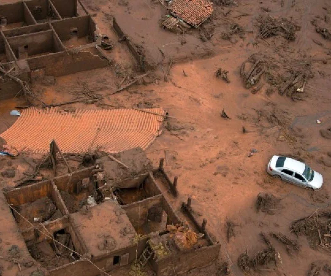 Vista aérea dos danos na vila de Bento Rodrigues, em Mariana, Minas Gerais, Brasil, em 6 de novembro de 2015, após o rompimento da barragem de Fundão       -  (crédito: CHRISTOPHE SIMON / AFP)