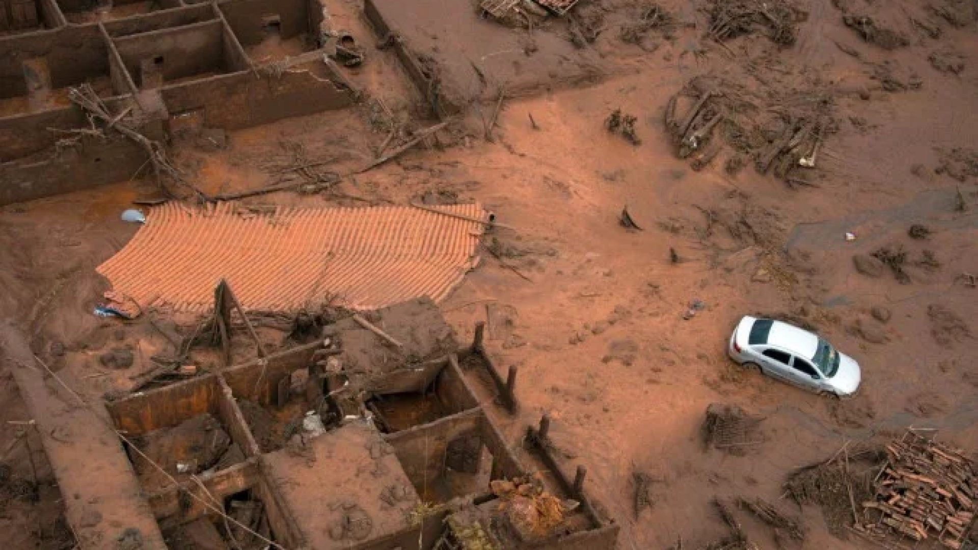 Vista aérea dos danos na vila de Bento Rodrigues, em Mariana, Minas Gerais, Brasil, em 6 de novembro de 2015, após o rompimento da barragem de Fundão       -  (crédito: CHRISTOPHE SIMON / AFP)