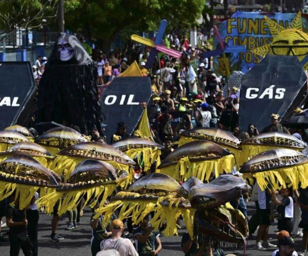 Na maior manifestação popular da Conferência do Clima, milhares de pessoas participaram da Marcha dos Povos pelo fim do uso de combustíveis fósseis. Falta uma semana para que os países construam consensos -  (crédito: Pablo Porciúncula/AFP)