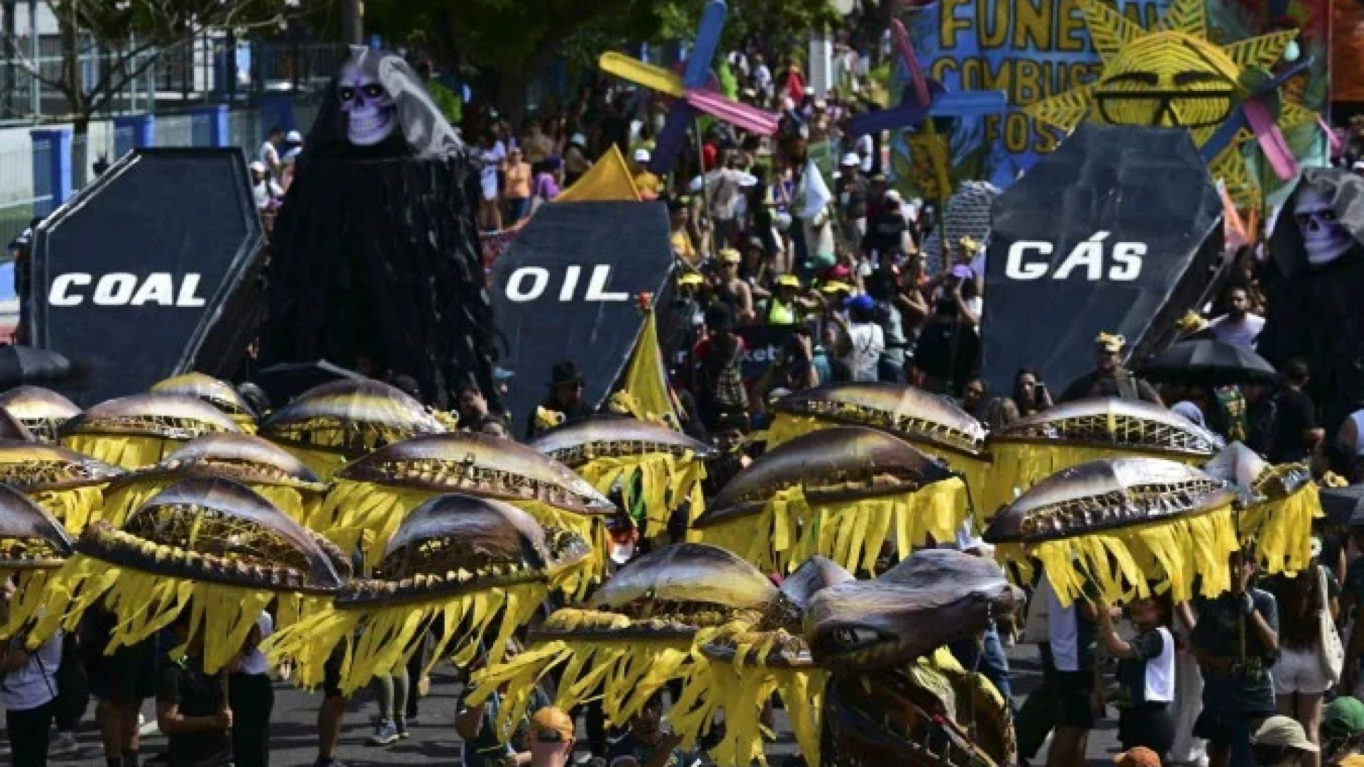 Na maior manifestação popular da Conferência do Clima, milhares de pessoas participaram da Marcha dos Povos pelo fim do uso de combustíveis fósseis. Falta uma semana para que os países construam consensos -  (crédito: Pablo Porciúncula/AFP)