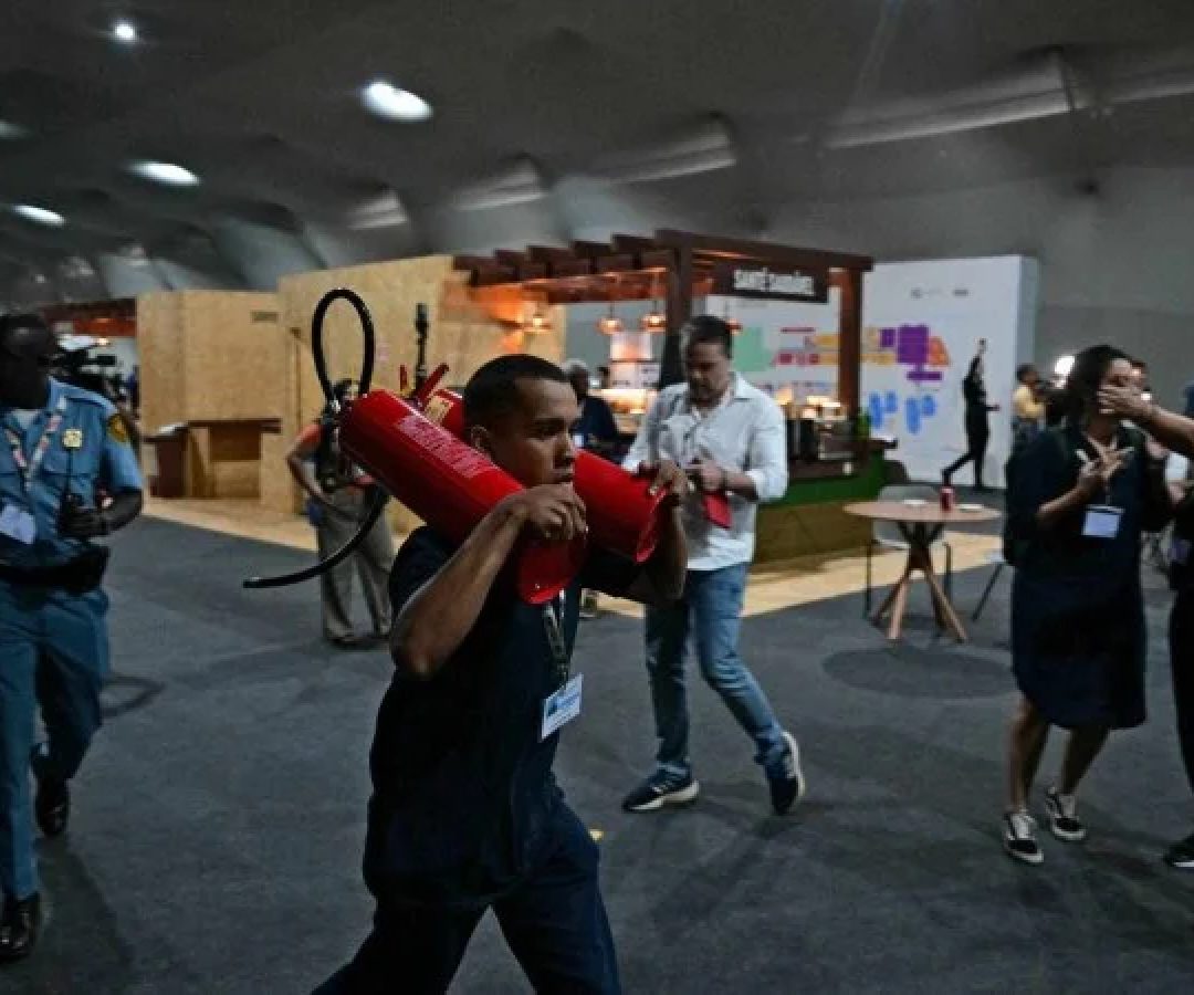 quipes de emerg&ecirc;ncia combatendo um inc&ecirc;ndio que deflagrou em um pavilh&atilde;o dentro do local de realiza&ccedil;&atilde;o da Confer&ecirc;ncia das Na&ccedil;&otilde;es Unidas sobre Mudan&ccedil;as Clim&aacute;ticas COP30 em Bel&eacute;m, estado do Par&aacute;, Brasil, em 20 de novembro de 2025 -  (crédito:  AFP)