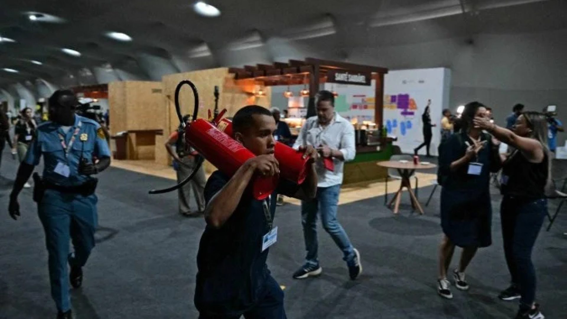quipes de emerg&ecirc;ncia combatendo um inc&ecirc;ndio que deflagrou em um pavilh&atilde;o dentro do local de realiza&ccedil;&atilde;o da Confer&ecirc;ncia das Na&ccedil;&otilde;es Unidas sobre Mudan&ccedil;as Clim&aacute;ticas COP30 em Bel&eacute;m, estado do Par&aacute;, Brasil, em 20 de novembro de 2025 -  (crédito:  AFP)