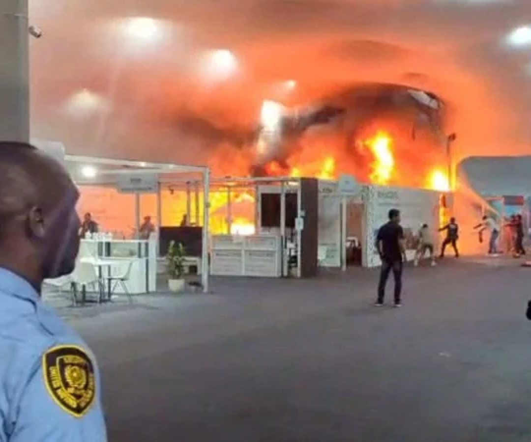 Equipes de emergência combatendo um incêndio que deflagrou em um pavilhão dentro do local de realização da Conferência sobre Mudanças Climáticas  -  (crédito:  AFP)