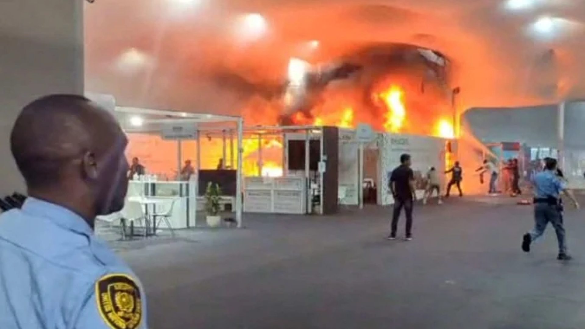 Equipes de emergência combatendo um incêndio que deflagrou em um pavilhão dentro do local de realização da Conferência sobre Mudanças Climáticas  -  (crédito:  AFP)