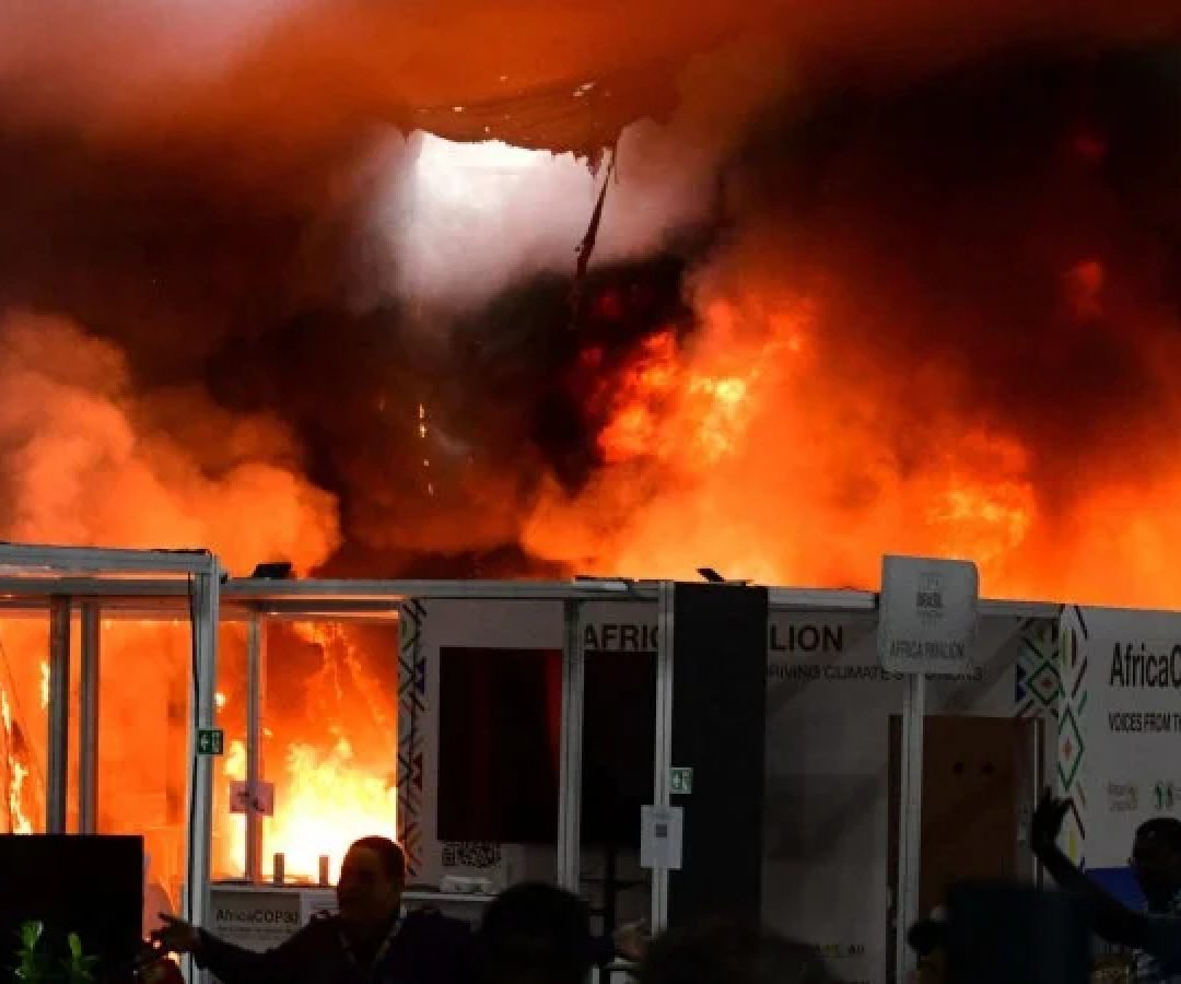 Mídia internacional destaca caos, fuga de delegados e imagens fortes após incêndio na COP30
