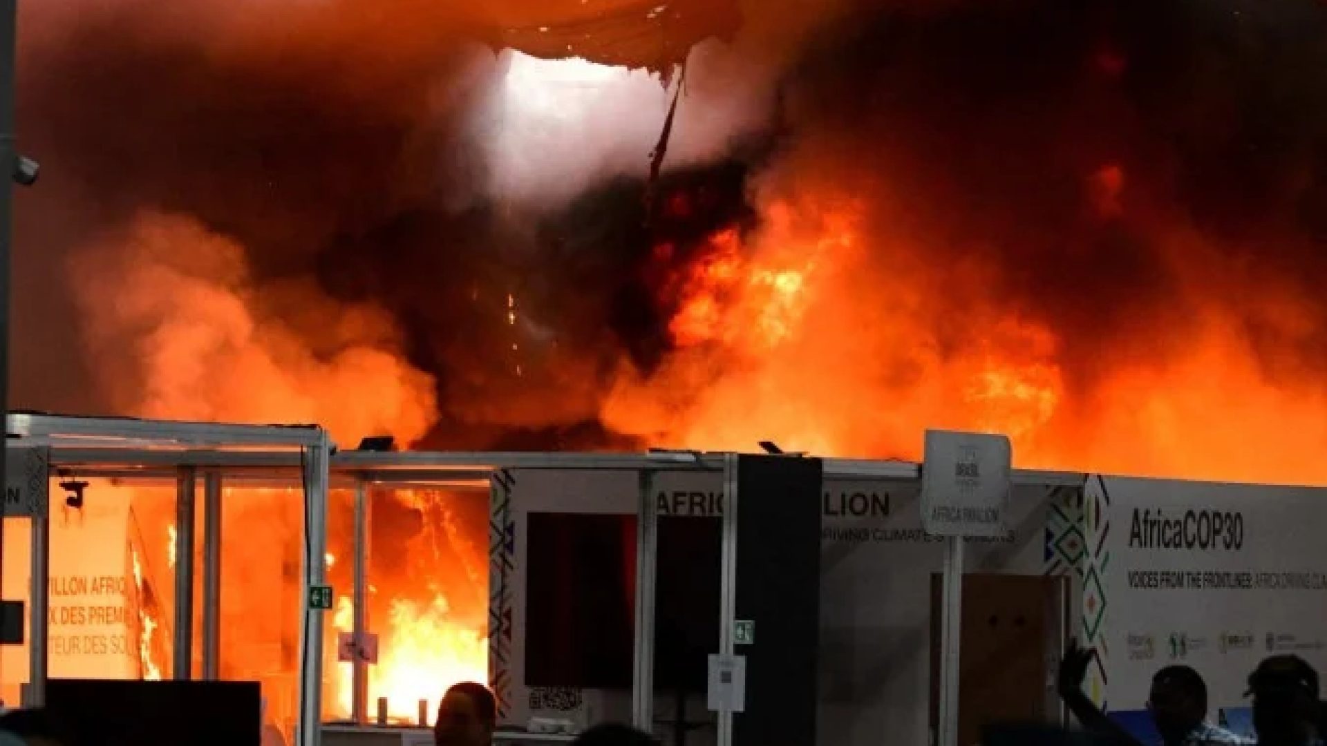 Mídia internacional destaca caos, fuga de delegados e imagens fortes após incêndio na COP30