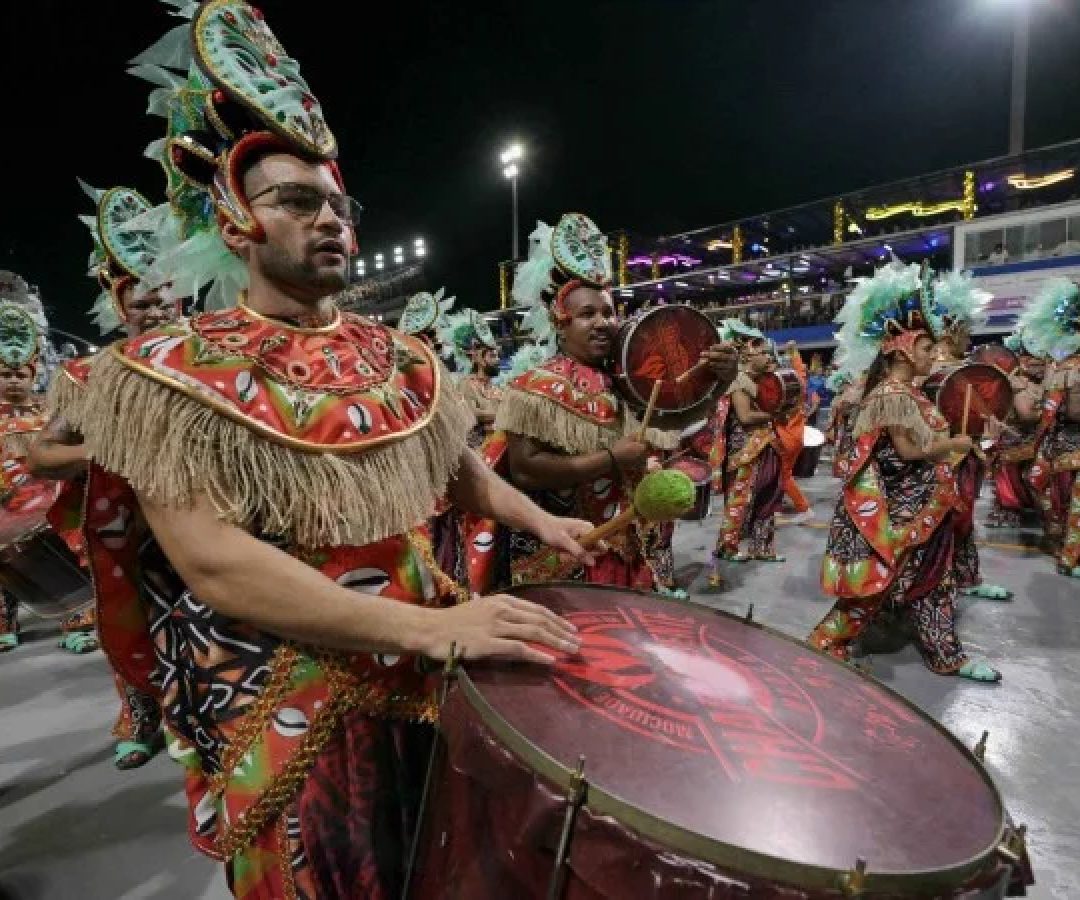 Primeira escola a desfilar no Anhembi, a Mocidade Unida da Mooca estreou na elite do carnaval paulistano com homenagem à mulher negra -  (crédito: NELSON ALMEIDA / AFP)