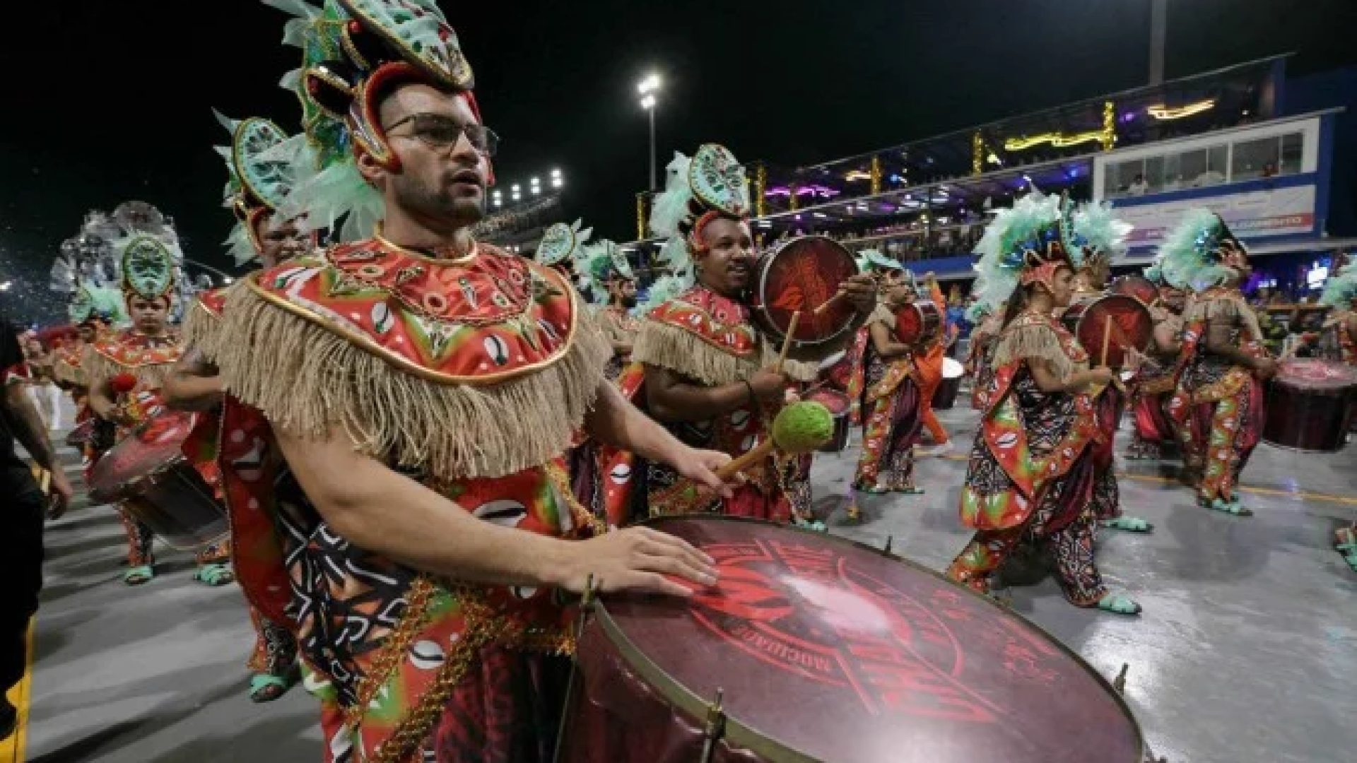 Primeira escola a desfilar no Anhembi, a Mocidade Unida da Mooca estreou na elite do carnaval paulistano com homenagem à mulher negra -  (crédito: NELSON ALMEIDA / AFP)