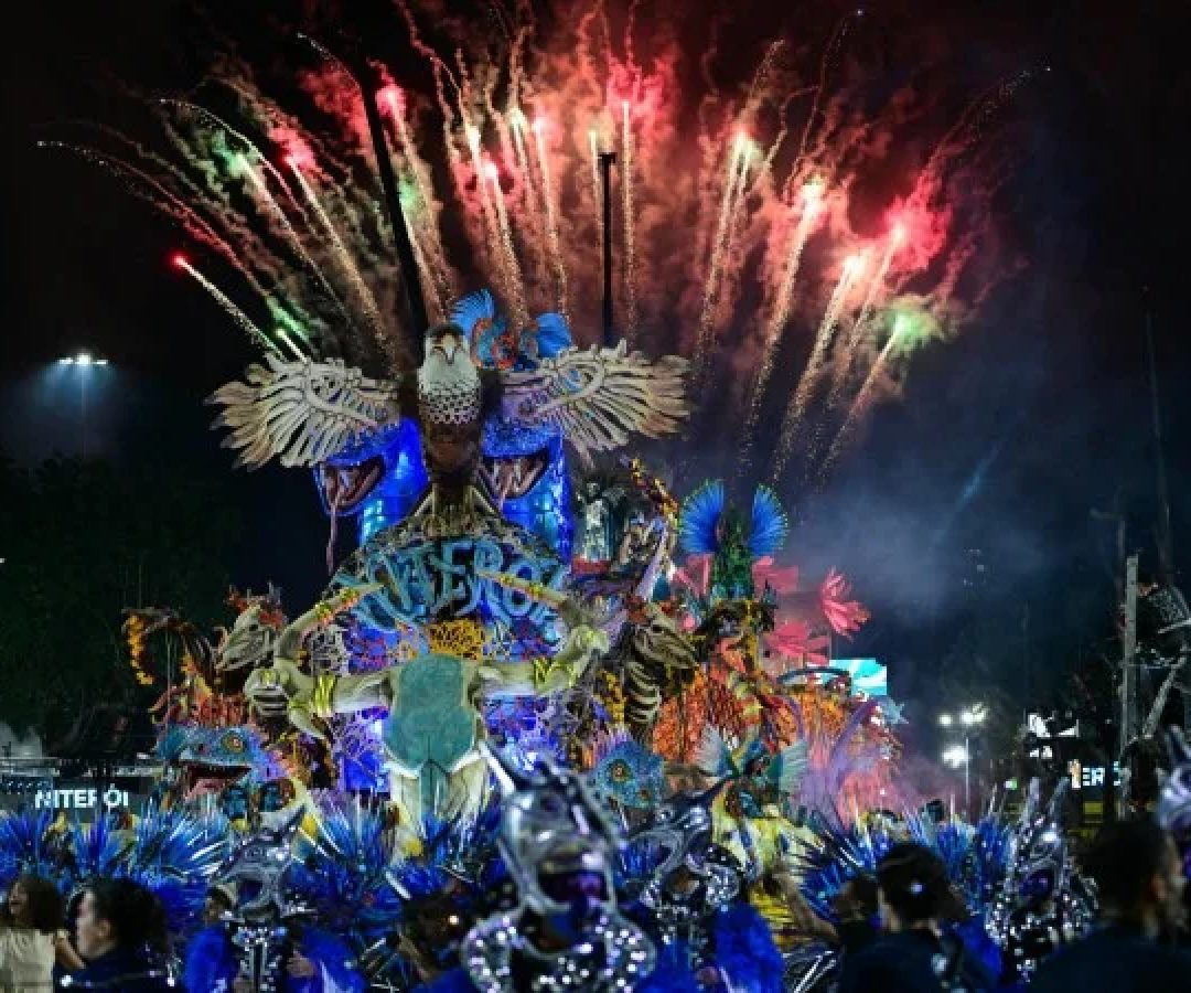 A Acad&ecirc;micos de Niter&oacute;i abriu a primeira noite de desfiles do Grupo Especial do Carnaval do Rio de Janeiro. A agremia&ccedil;&atilde;o foi campe&atilde; da S&eacute;rie Ouro em 2025, levou para avenida um samba-enredo interpretado por Emerson Dias -  (crédito: Pablo PORCIUNCULA / AFP)