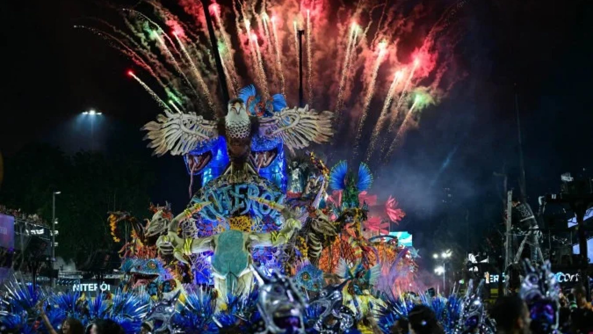 A Acad&ecirc;micos de Niter&oacute;i abriu a primeira noite de desfiles do Grupo Especial do Carnaval do Rio de Janeiro. A agremia&ccedil;&atilde;o foi campe&atilde; da S&eacute;rie Ouro em 2025, levou para avenida um samba-enredo interpretado por Emerson Dias -  (crédito: Pablo PORCIUNCULA / AFP)