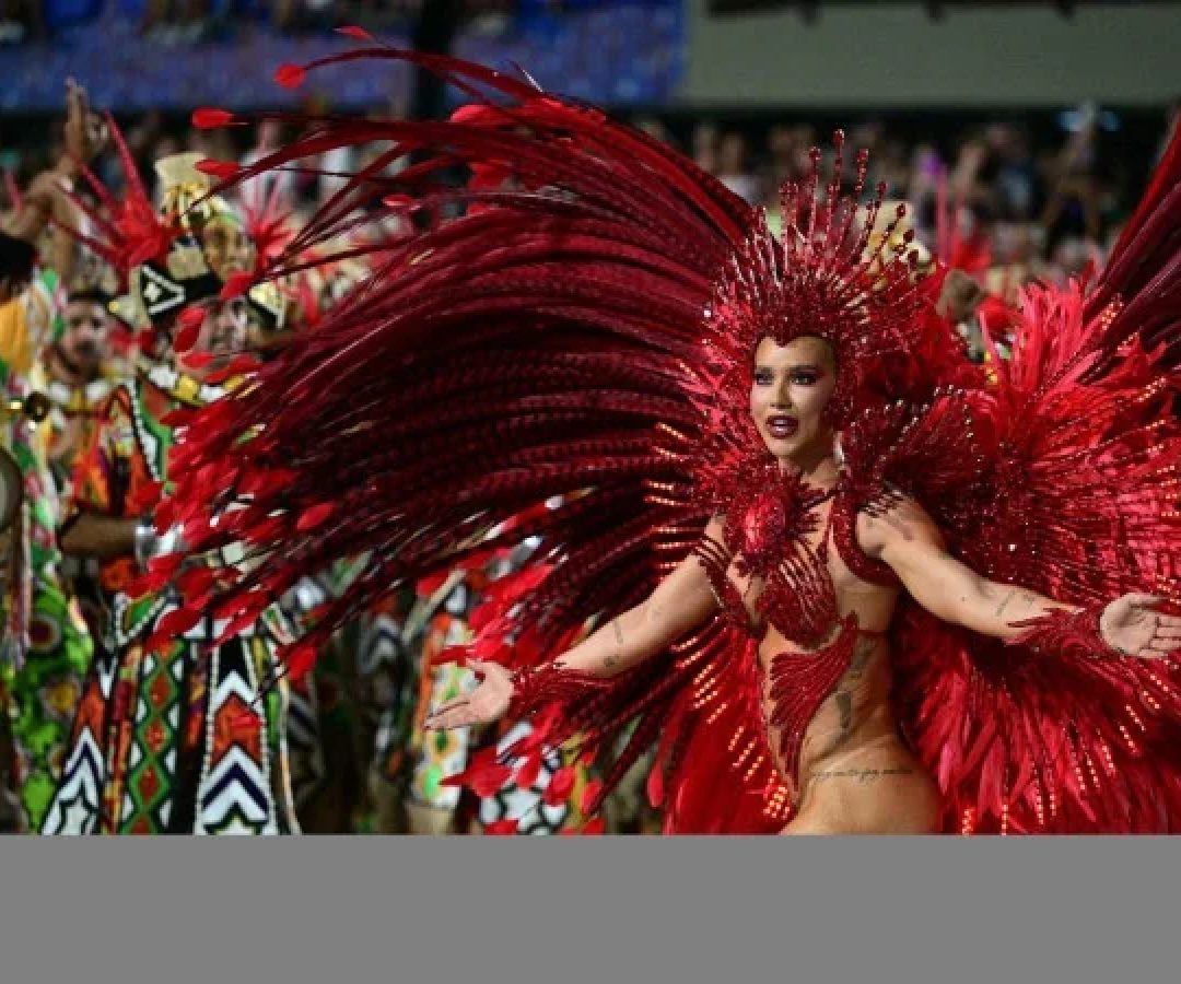 Virgínia, da Acadêmicos do Grande Rio, se apresenta durante a noite de encerramento do Carnaval do Rio, no Sambódromo Marquês de Sapucaí, no Rio de Janeiro, Brasil, na madrugada de 18 de fevereiro de 2026    -  (crédito: Pablo PorciÃºncula / AFP)