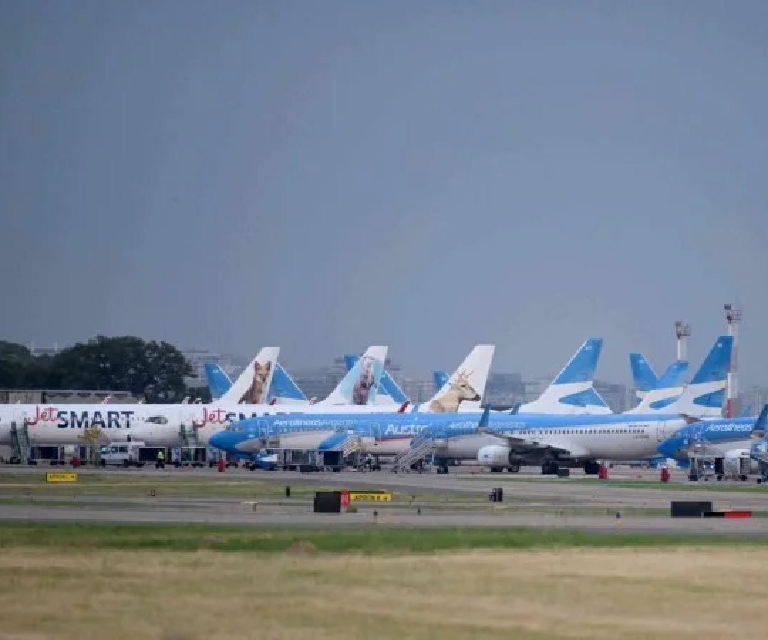 Aviões permanecem retidos na pista do aeroporto Jorge Newbery enquanto voos são cancelados durante uma greve geral de 24 horas, convocada por sindicatos de trabalhadores contra a reforma trabalhista do presidente Javier Milei, em Buenos Aires, em 19 de fevereiro de 2026. -  (crédito: Luis ROBAYO / AFP)