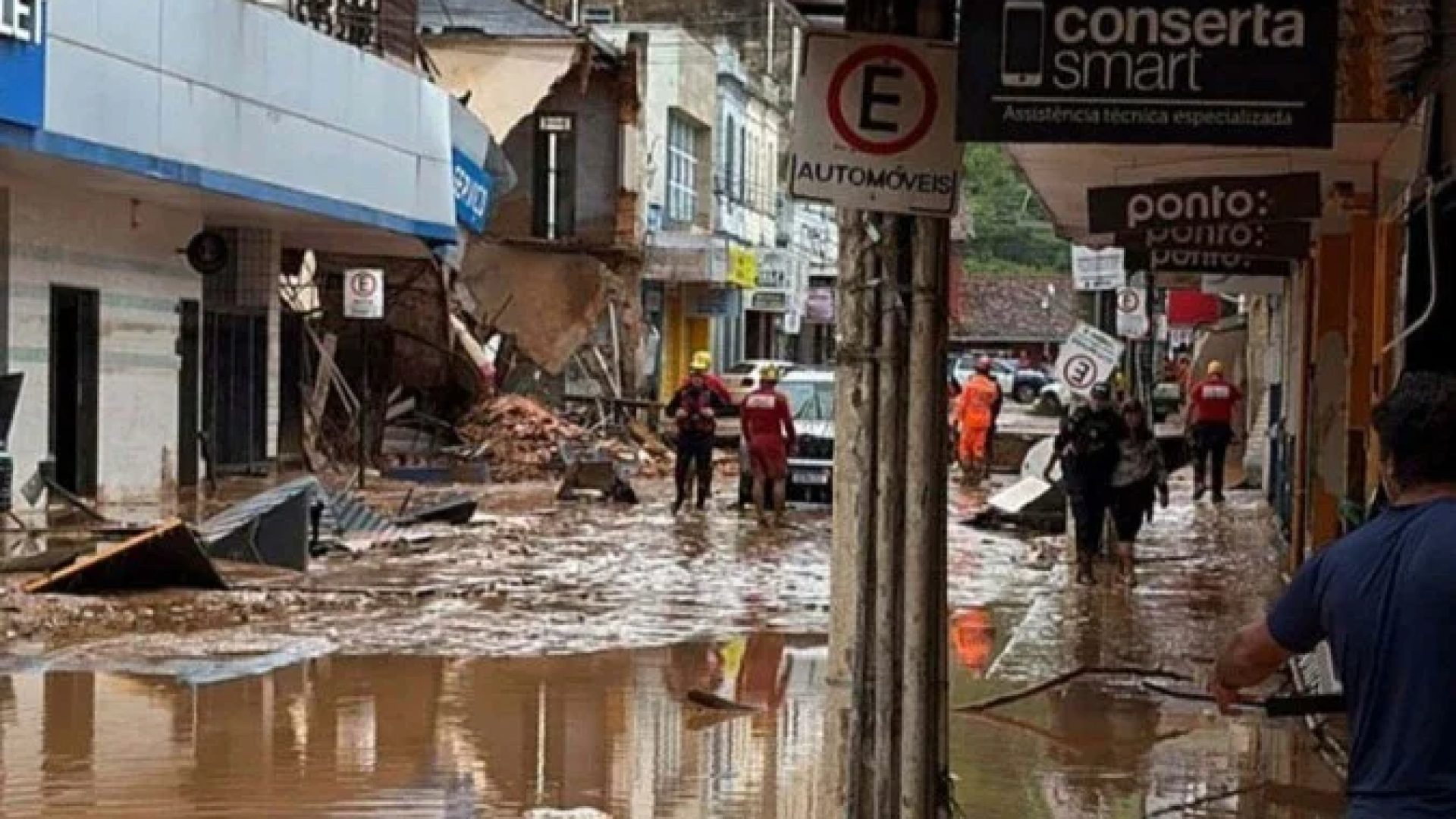 oto de divulgação cedida pelo Corpo de Bombeiros de Minas Gerais mostra bombeiros trabalhando em uma rua alagada pelas fortes chuvas em Juiz de Fora, estado de Minas Gerais, Brasil, em 24 de fevereiro de 2026. Pelo menos 20 pessoas morreram, dezenas estão desaparecidas e mais de 400 tiveram que deixar suas casas devido às fortes chuvas no estado de Minas Gerais -  (crédito: Photo by Handout / Minas Gerais Fire Department / AFP)