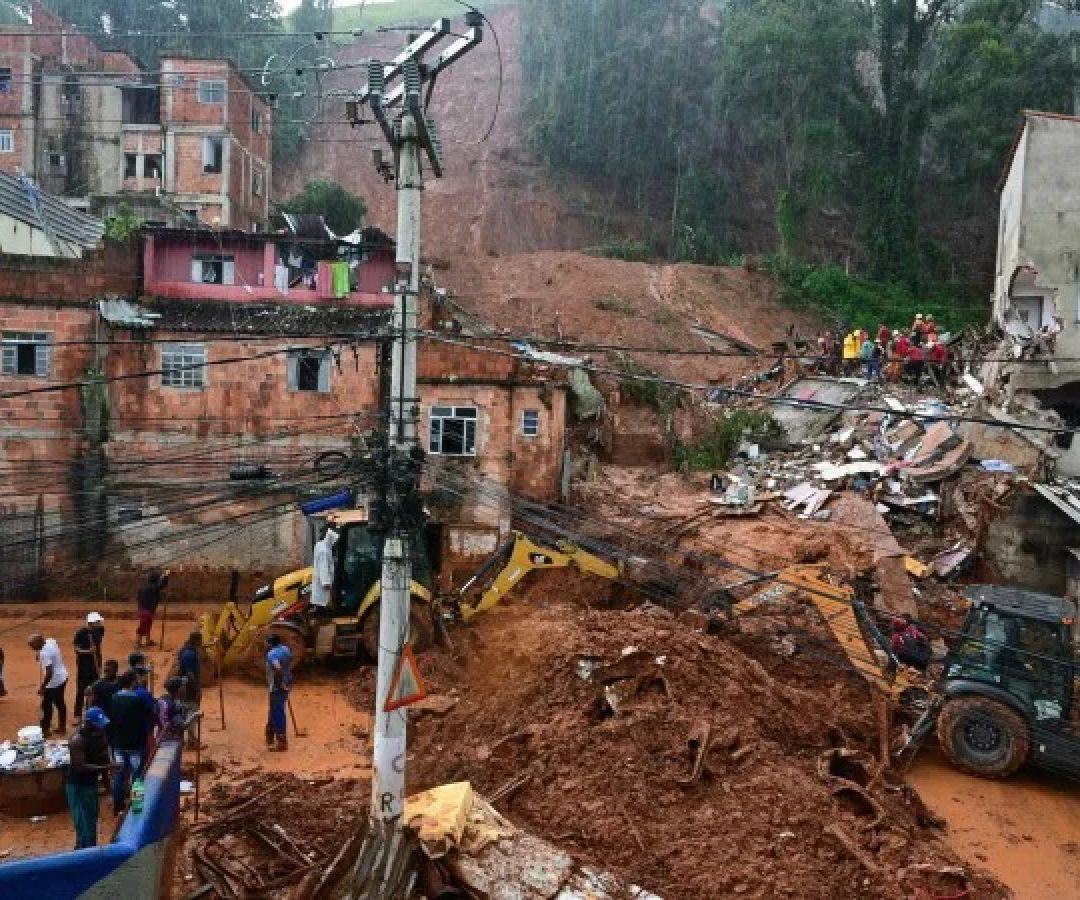 Equipes de resgate e voluntários correm contra o tempo para encontrar desaparecidos entre os escombros do Parque Jardim Burnier, em Juiz de Fora -  (crédito:  AFP)