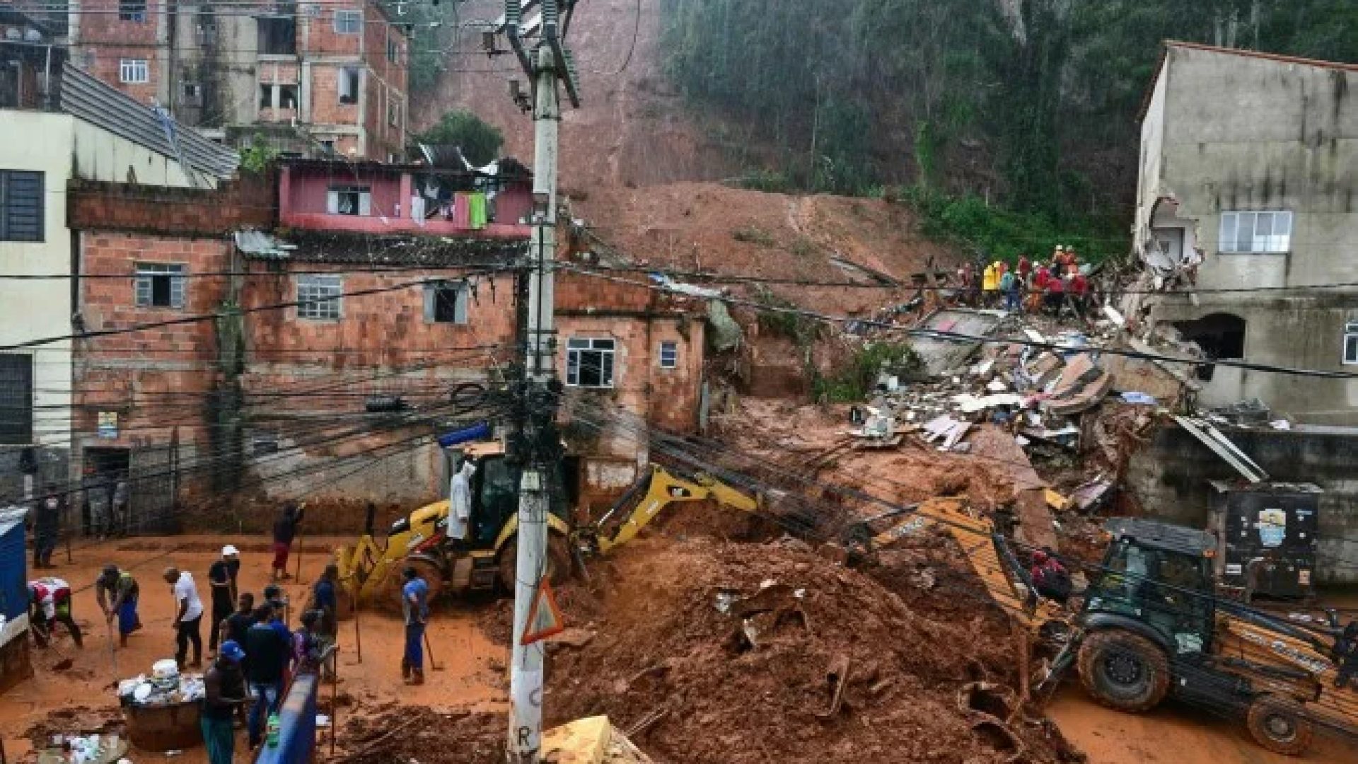 Equipes de resgate e voluntários correm contra o tempo para encontrar desaparecidos entre os escombros do Parque Jardim Burnier, em Juiz de Fora -  (crédito:  AFP)