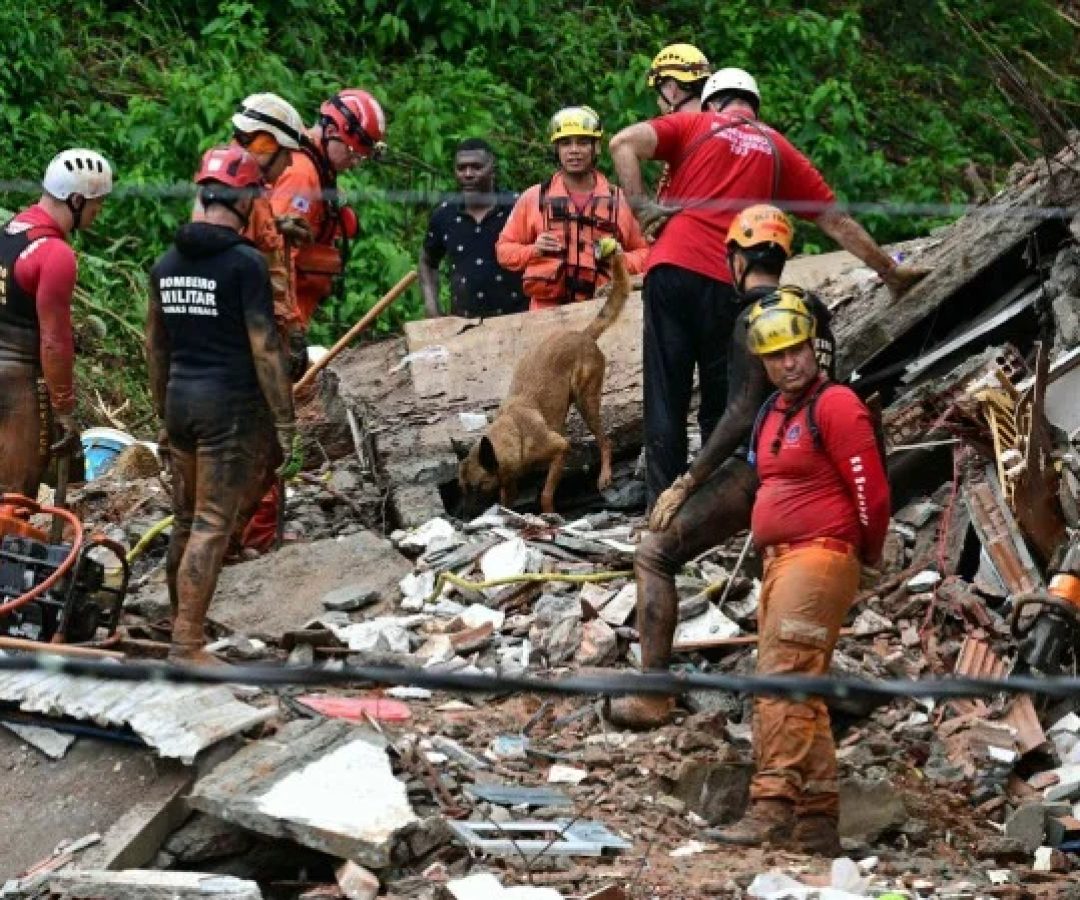 Defesa Civil alerta que risco permanece e moradores não devem retornar às moradias afetadas -  (crédito:  AFP)
