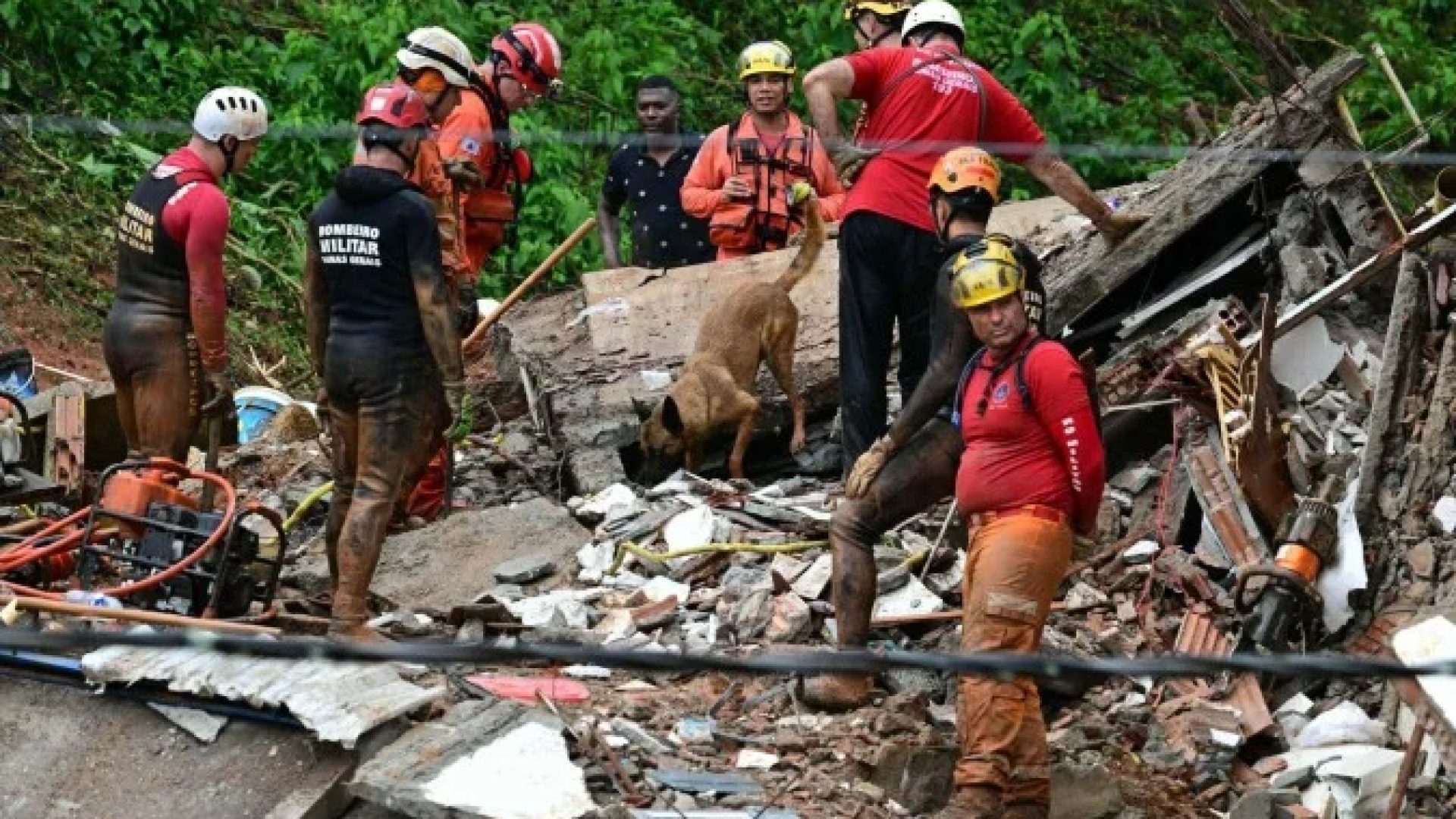 Defesa Civil alerta que risco permanece e moradores não devem retornar às moradias afetadas -  (crédito:  AFP)