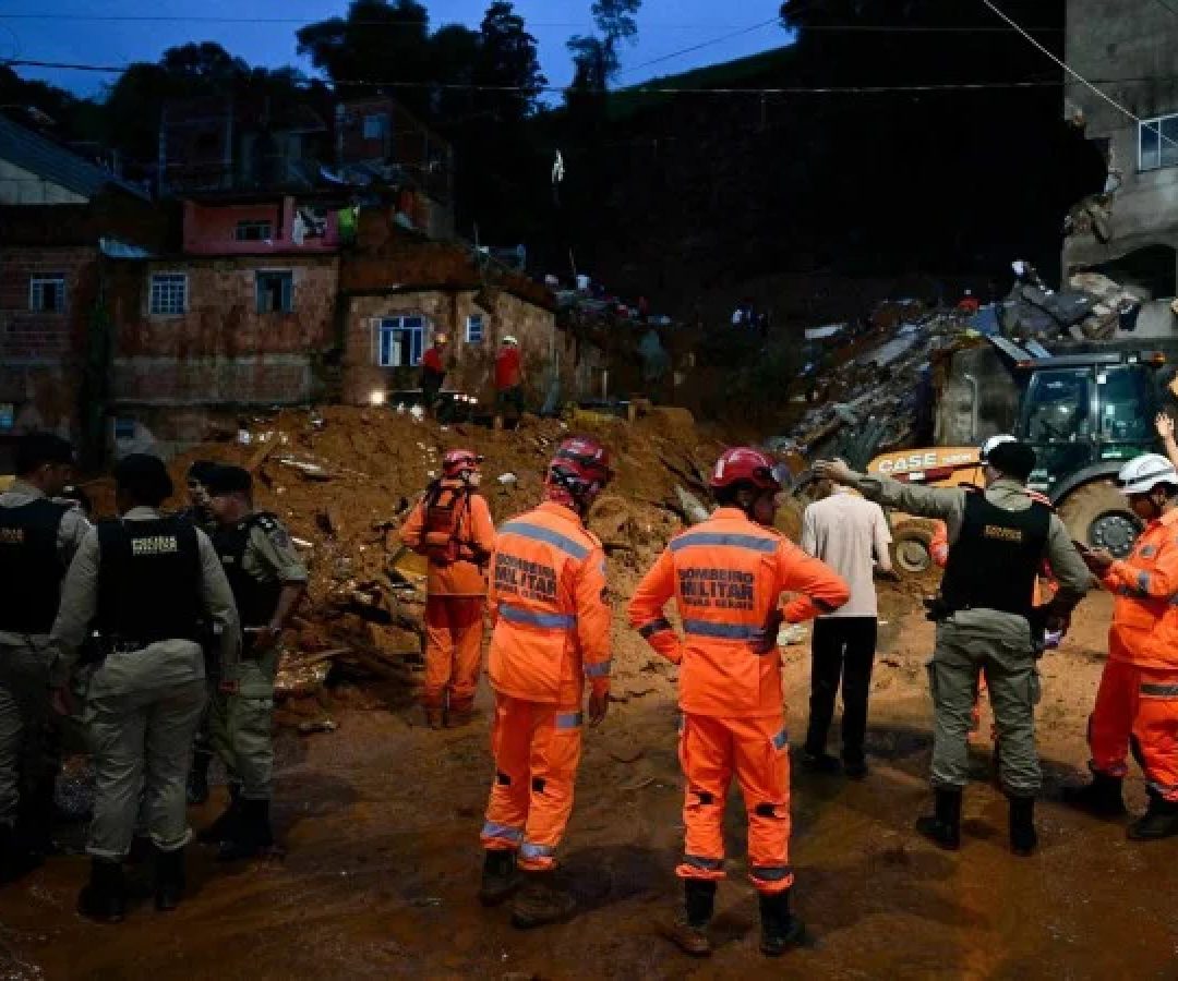 Equipes de resgate buscam vítimas em meio aos escombros após um deslizamento de terra causado por fortes chuvas no bairro Parque Jardim Burnier, em Juiz de Fora, Minas Gerais, Brasil, em 24 de fevereiro de 2026       -  (crédito: PABLO PORCIUNCULA / AFP)