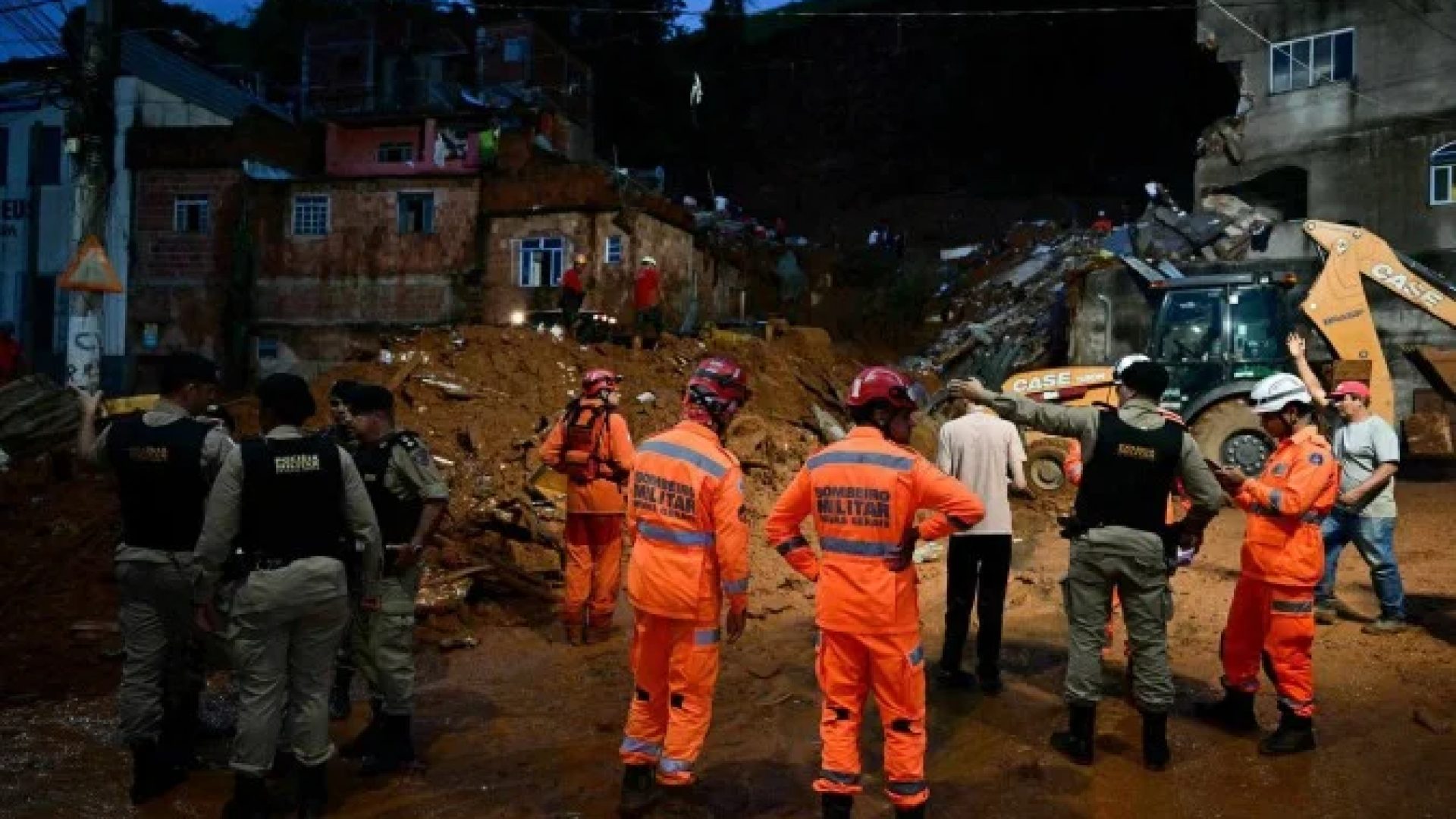 Equipes de resgate buscam vítimas em meio aos escombros após um deslizamento de terra causado por fortes chuvas no bairro Parque Jardim Burnier, em Juiz de Fora, Minas Gerais, Brasil, em 24 de fevereiro de 2026       -  (crédito: PABLO PORCIUNCULA / AFP)