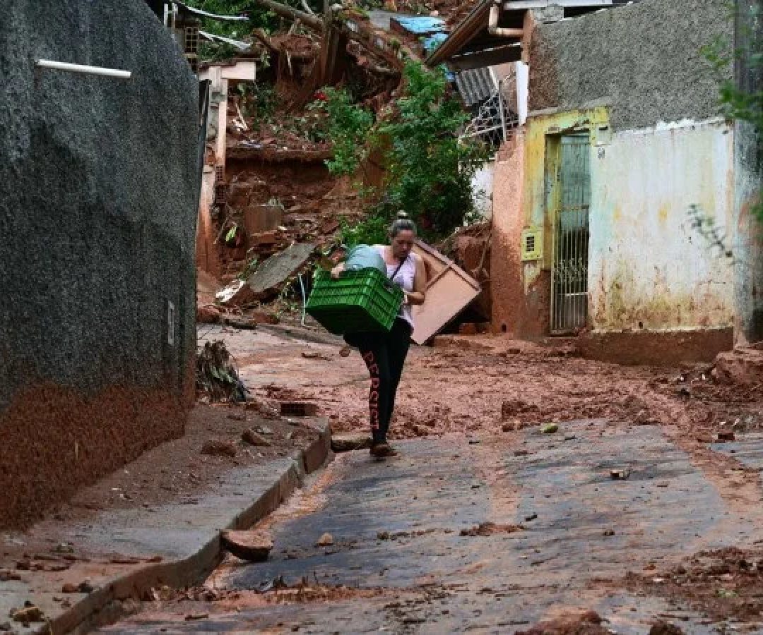 Voluntários se mobilizam para organizar donativos destinados às famílias afetadas -  (crédito:  AFP)