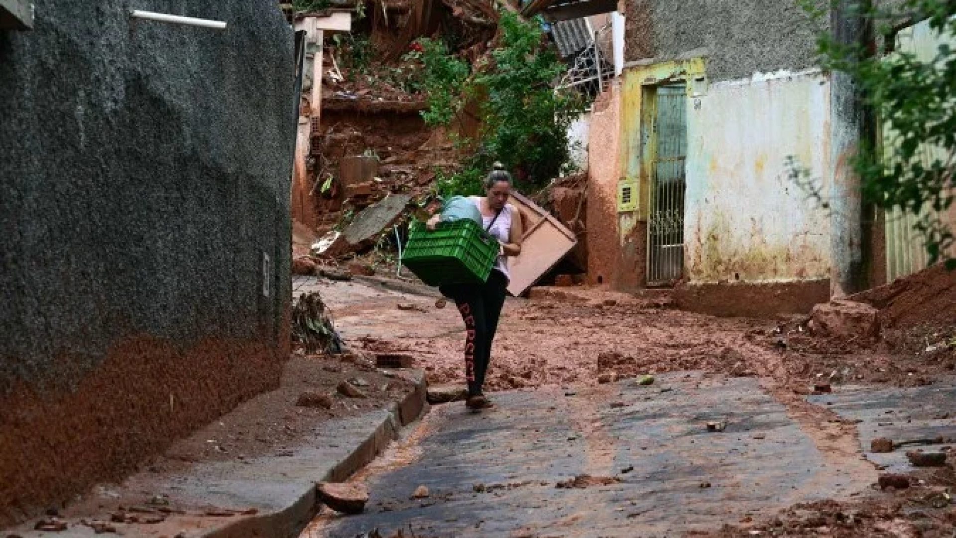 Voluntários se mobilizam para organizar donativos destinados às famílias afetadas -  (crédito:  AFP)