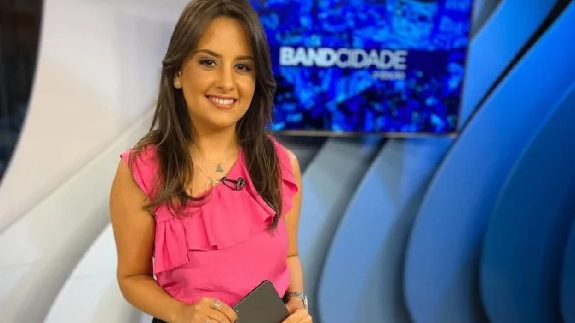 Alice Ribeiro retornava de uma reportagem sobre a import&acirc;ncia da duplica&ccedil;&atilde;o da BR-381 para a redu&ccedil;&atilde;o de acidentes quando o carro em que estava bateu de frente com um caminh&atilde;o -  (crédito: Alice Ribeiro/Instagram/Reprodu&ccedil;&atilde;o)