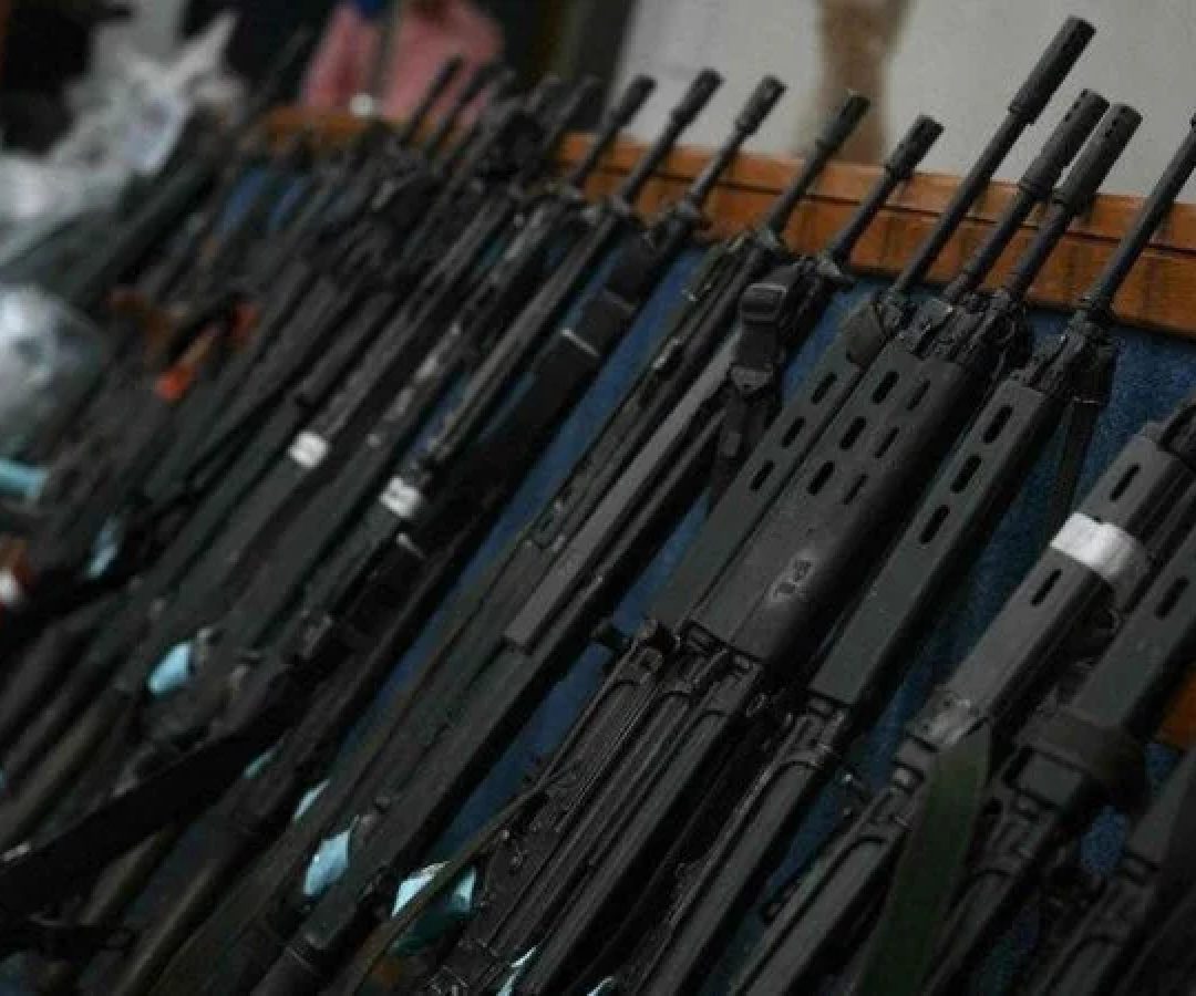 Ao todo foram 120 armas foram encontradas com grupo criminoso -  (crédito: Mauro Pimentel/AFP)