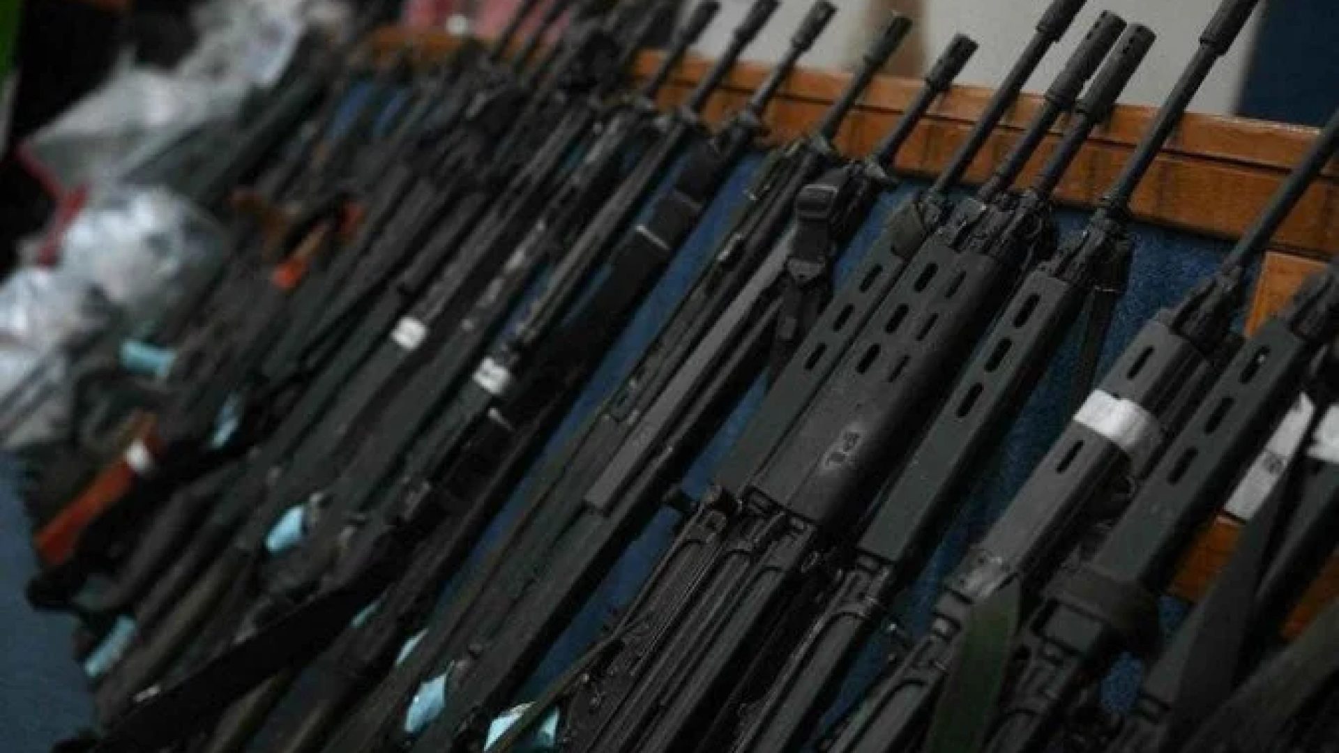 Ao todo foram 120 armas foram encontradas com grupo criminoso -  (crédito: Mauro Pimentel/AFP)