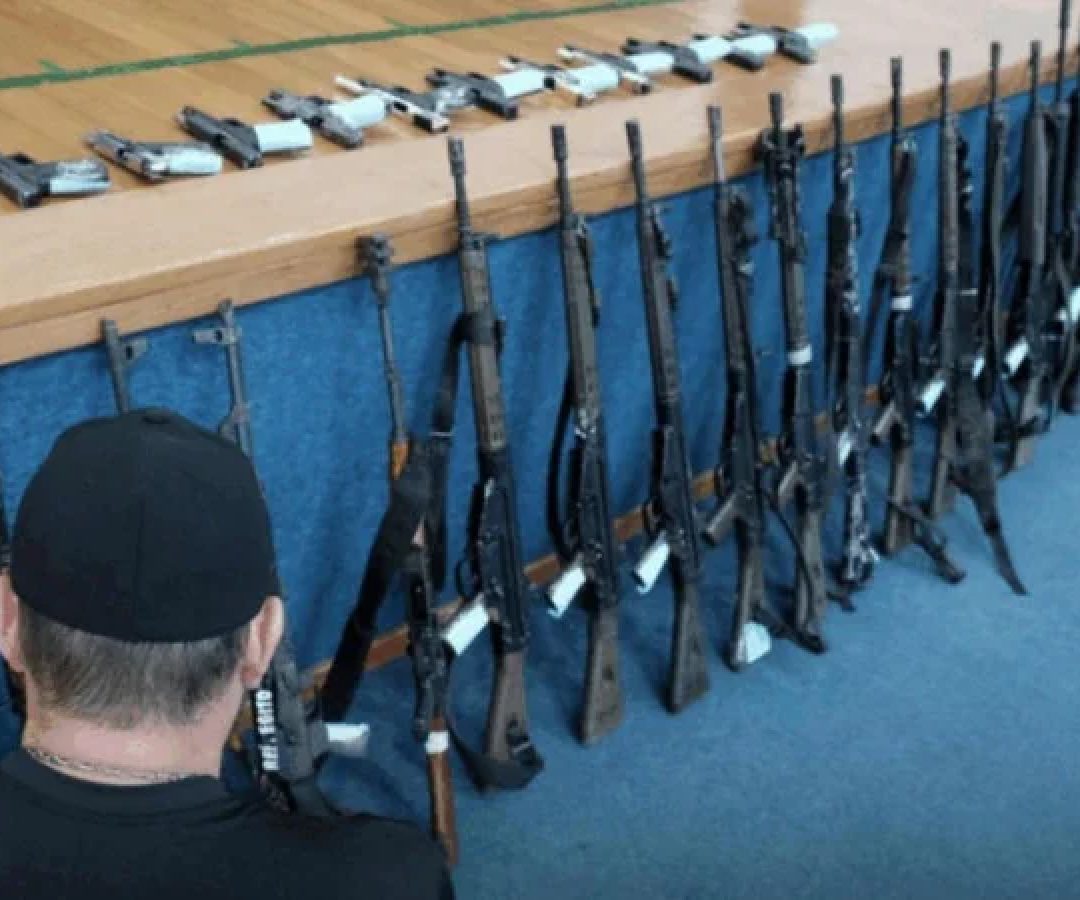 Após recontagem, número de armas apreendidas em megaoperação sobe para 120, sendo 93 fuzis -  (crédito: Divulgação/Polícia Civil do Rio de Janeiro)