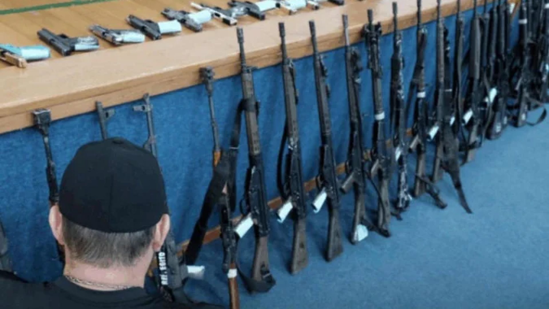 Após recontagem, número de armas apreendidas em megaoperação sobe para 120, sendo 93 fuzis -  (crédito: Divulgação/Polícia Civil do Rio de Janeiro)