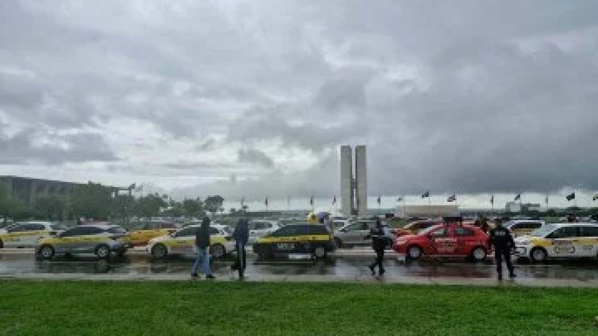 Manifestação das auto escolas contra a mudança da CNH, em Brasília -  (crédito: ASCOM / Sindicato Auto Escolas Brasília DF )