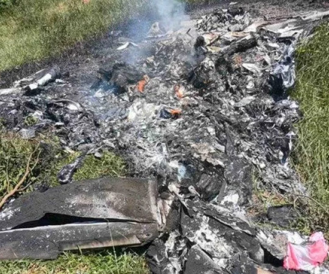 Avião de pequeno porte caiu na manhã deste domingo (29/3) no interior do Rio de Janeiro -  (crédito: Divulgação/Polícia Militar)
