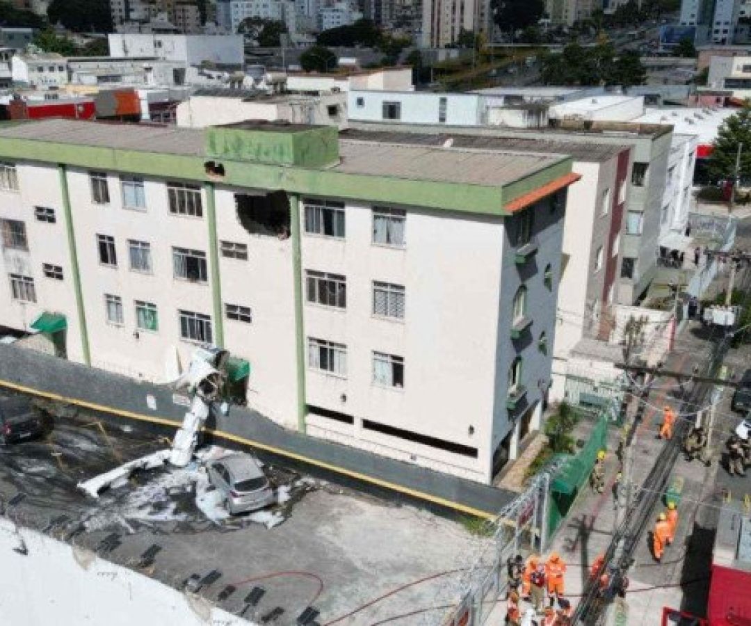Com o impacto, parte da aeronave caiu no terreno do prédio, enquanto outra parte ficou no estacionamento de supermercado -  (crédito: Leandro Cour/EM/D. A. Press)