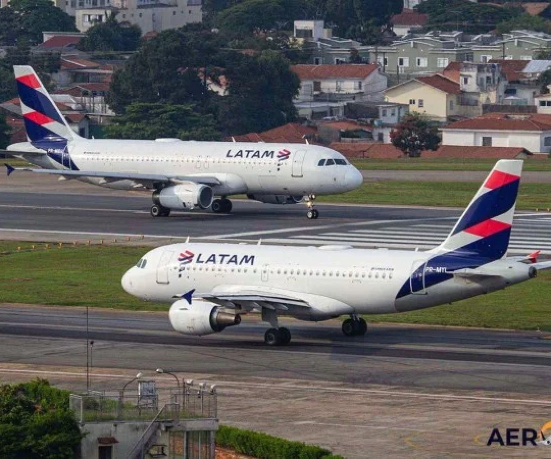 A partida do Boeing 777-32W, com capacidade para 410 passageiros, estava prevista para 17h40, mas foi adiada pela presença de drones nas imediações do aeroporto -  (crédito: Divulgação)